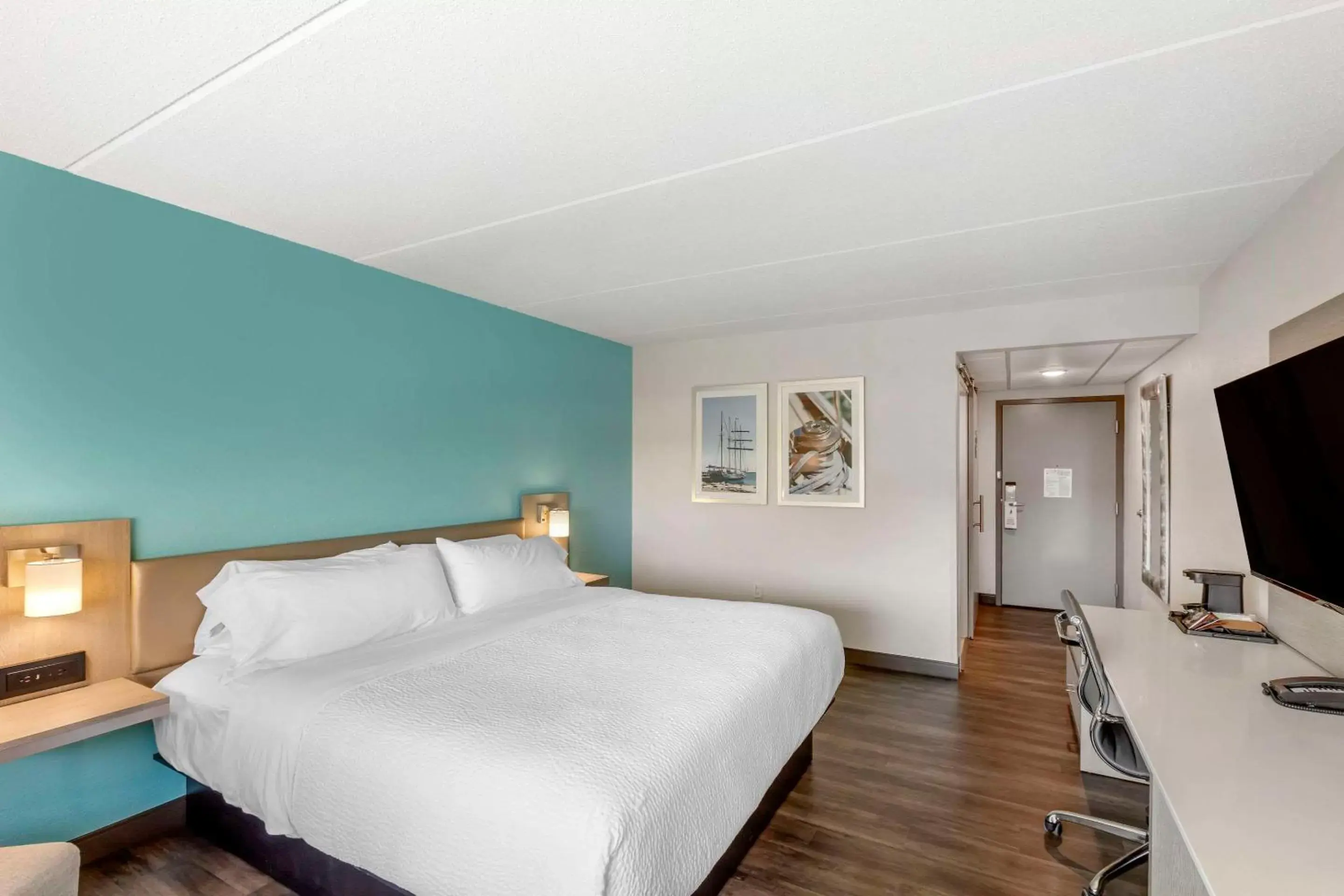 Bedroom, Bed in The Harborview, Ascend Hotel Collection