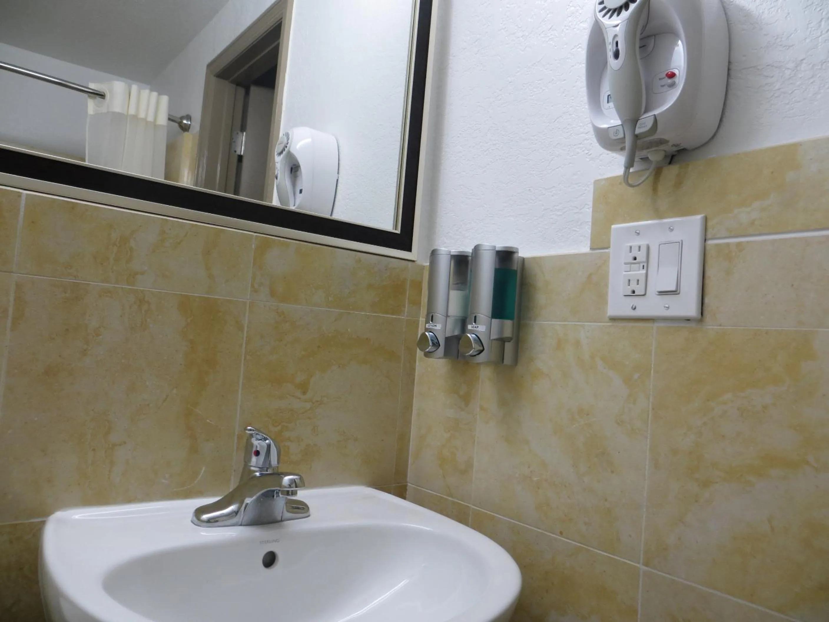 Shower in Budget Inn Lake Wales