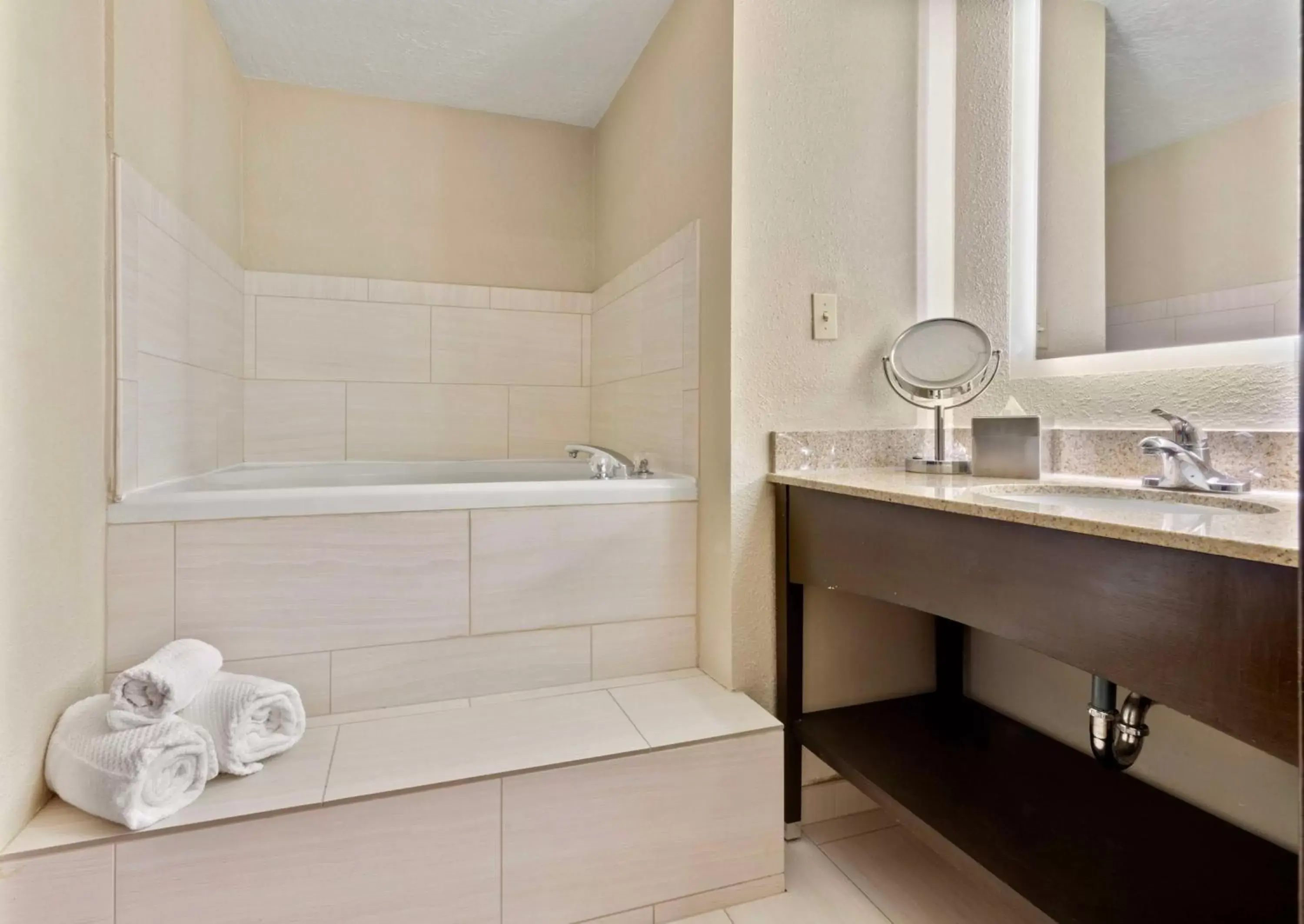 Bathroom in DoubleTree by Hilton Park City - The Yarrow