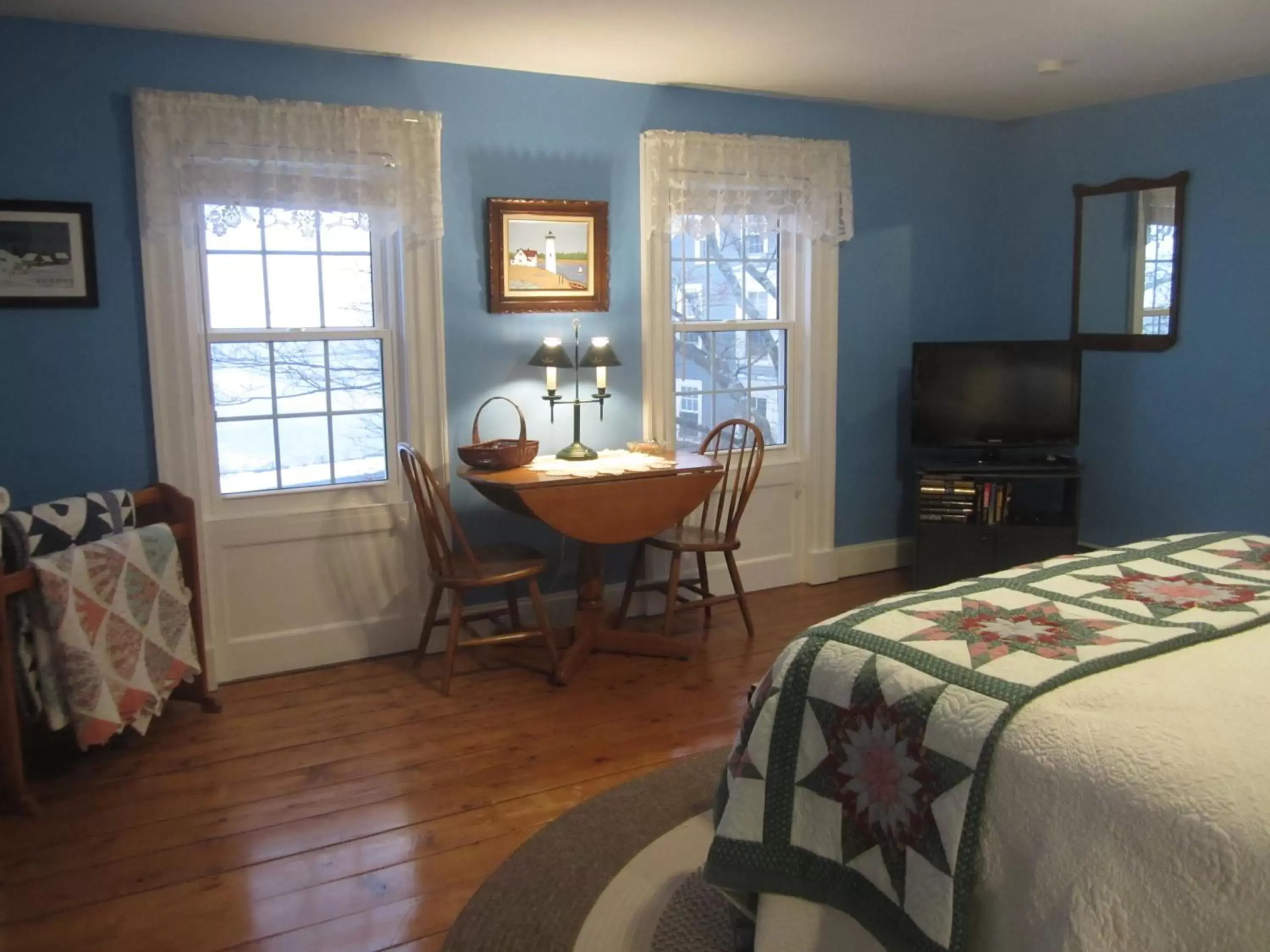 Photo of the whole room, TV/Entertainment Center in Grand Oak Manor Bed and Breakfast
