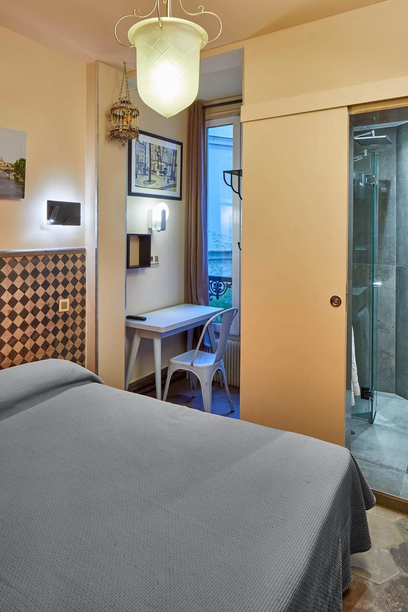 Bed in Hôtel de Roubaix