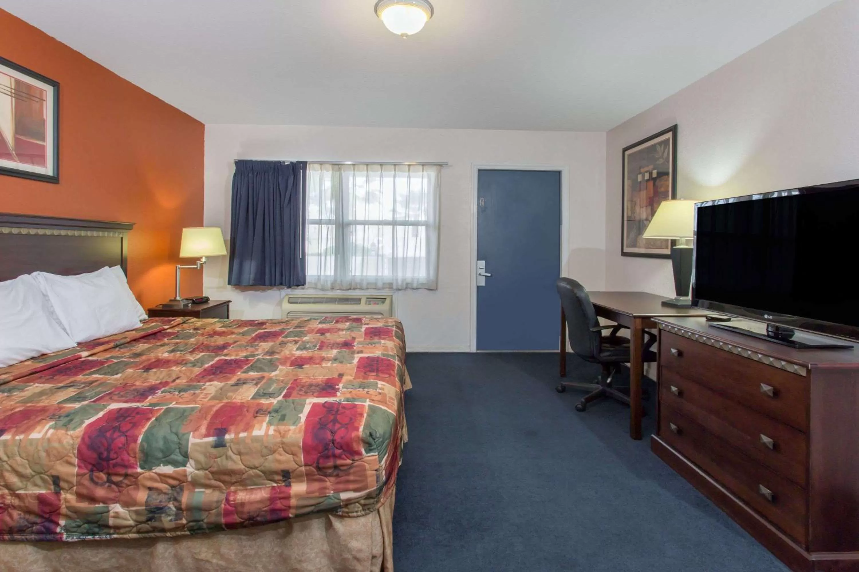 Photo of the whole room, Bed in Knights Inn Arcadia