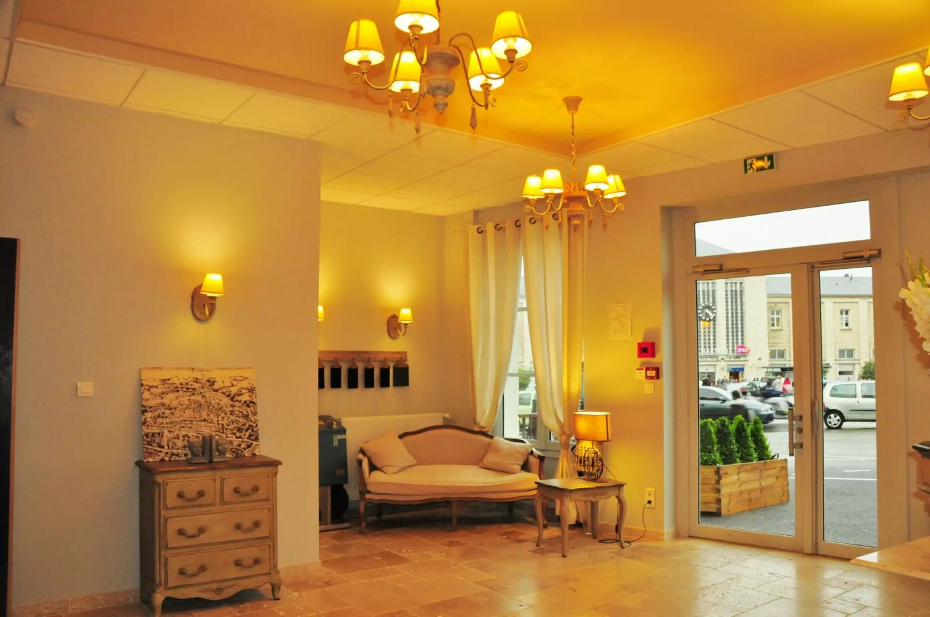 Lobby or reception, Seating Area in The Originals Boutique, Hôtel Les Poèmes de Chartres (Inter-Hotel)