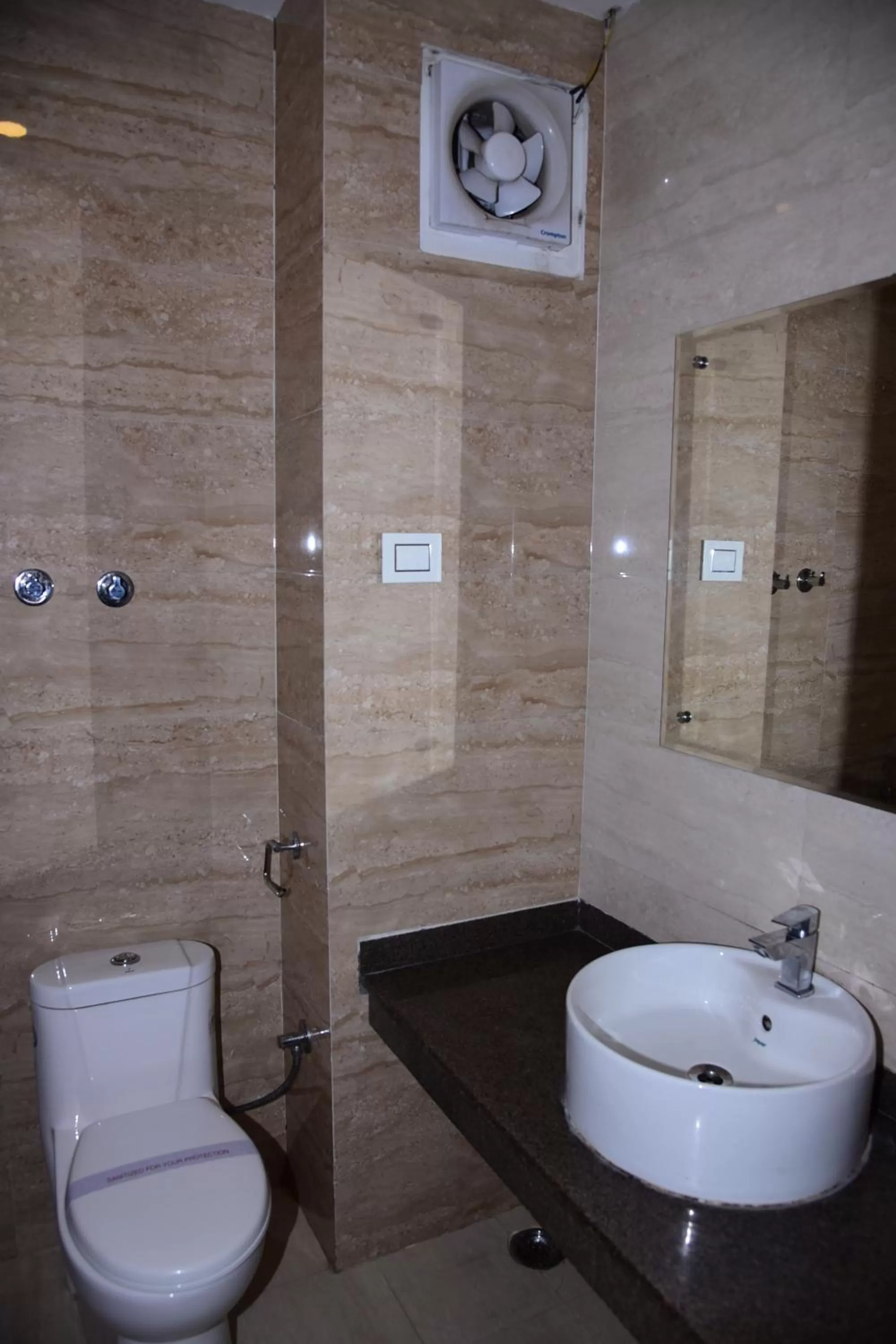 Balcony/Terrace, Bathroom in Hotel Ambika Resort Manali