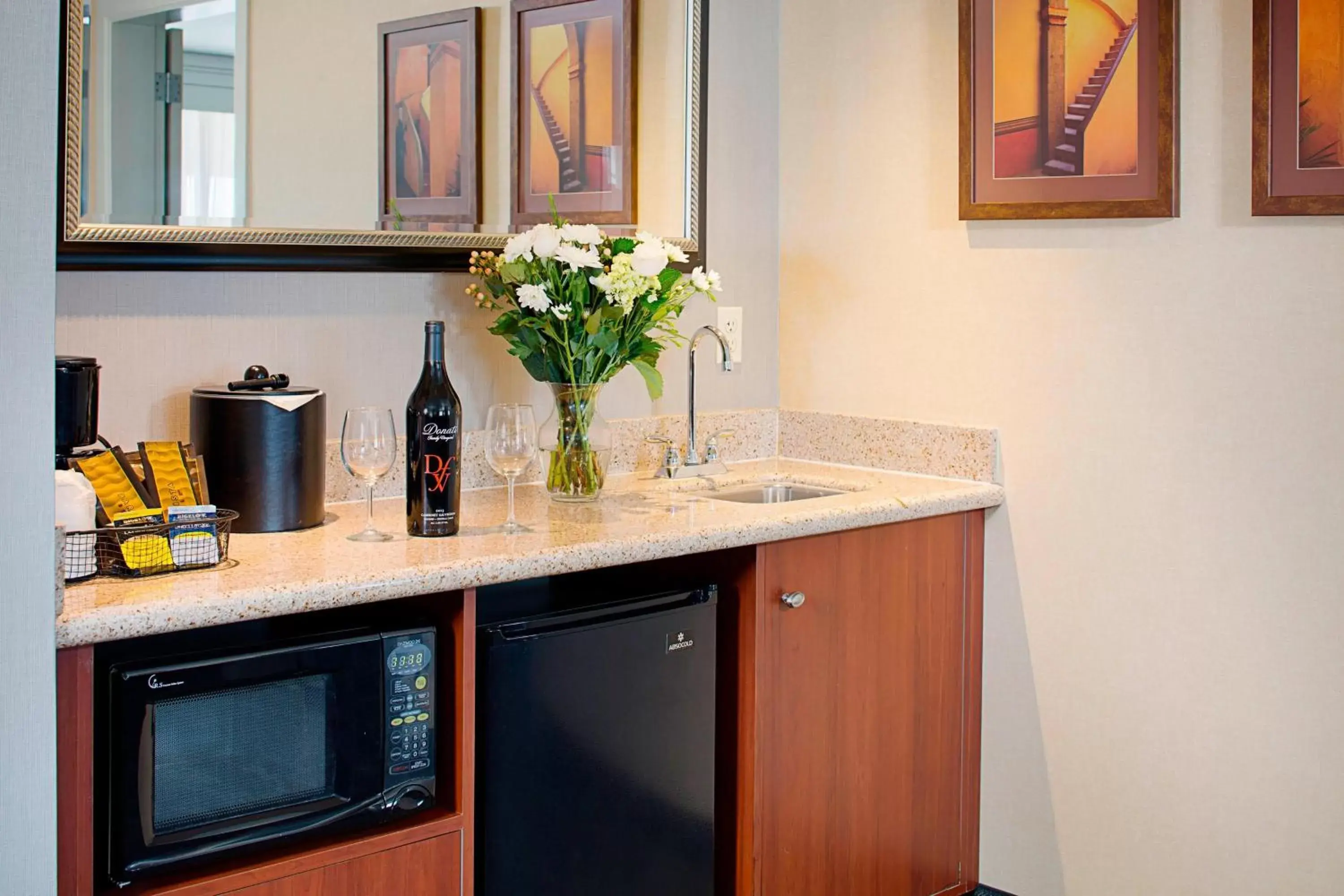 Photo of the whole room, Kitchen/Kitchenette in Courtyard by Marriott Paso Robles