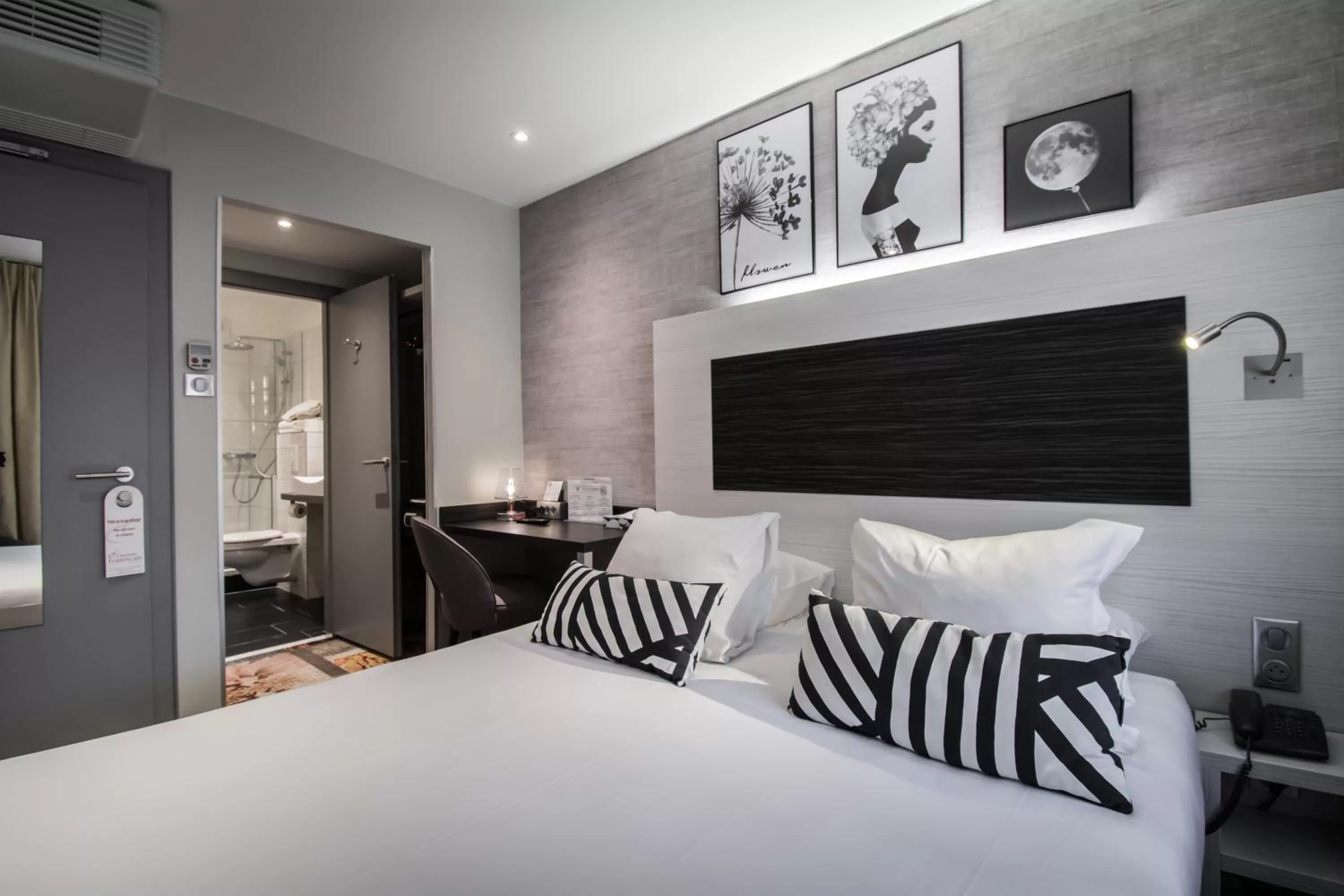 Photo of the whole room, Bed in Hôtel Couvent du Franciscain Centre ville