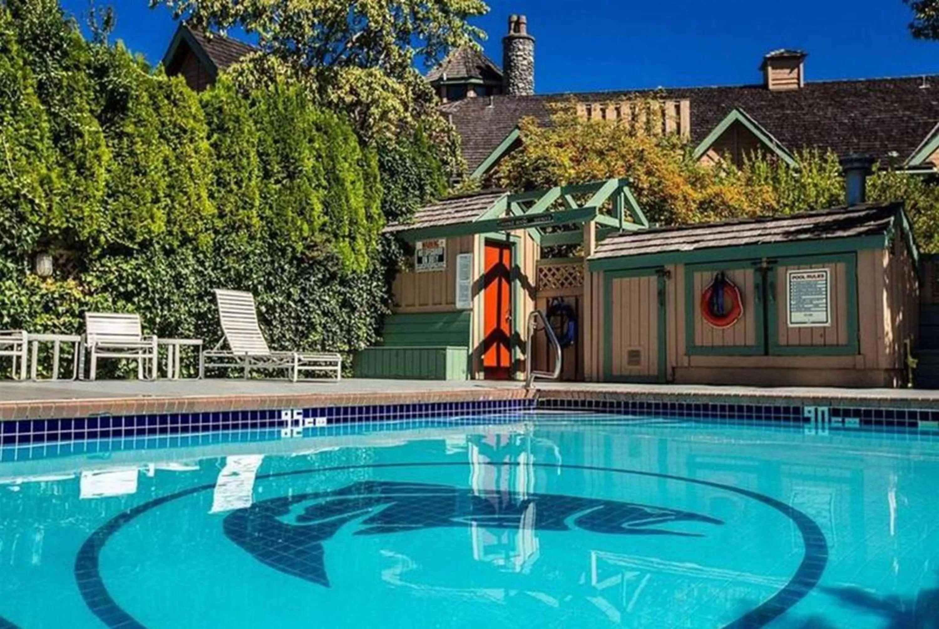 Swimming pool in Painter's Lodge, Trademark Collection by Wyndham