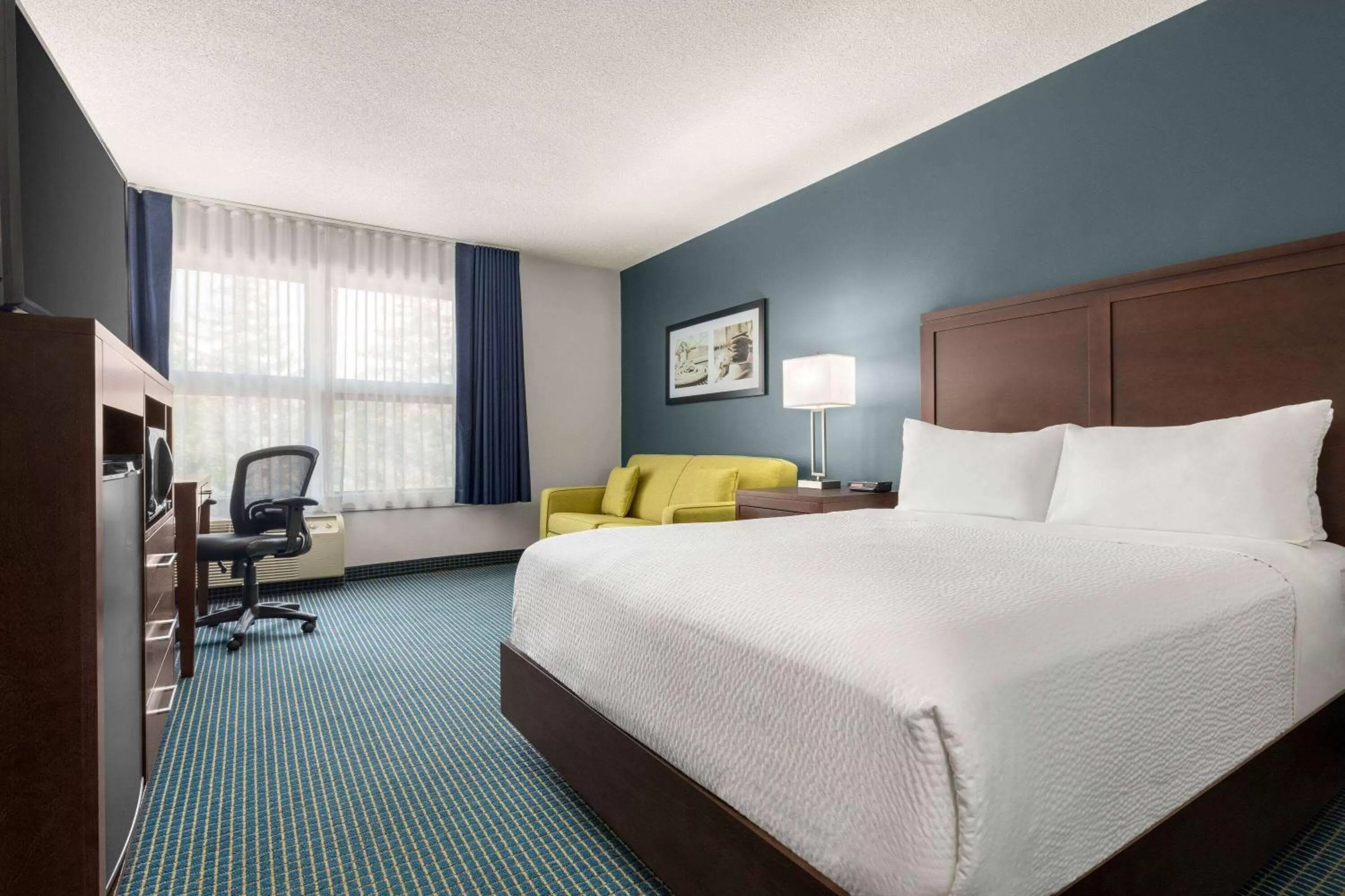 Photo of the whole room, Bed in Days Inn by Wyndham Sarnia Harbourfront