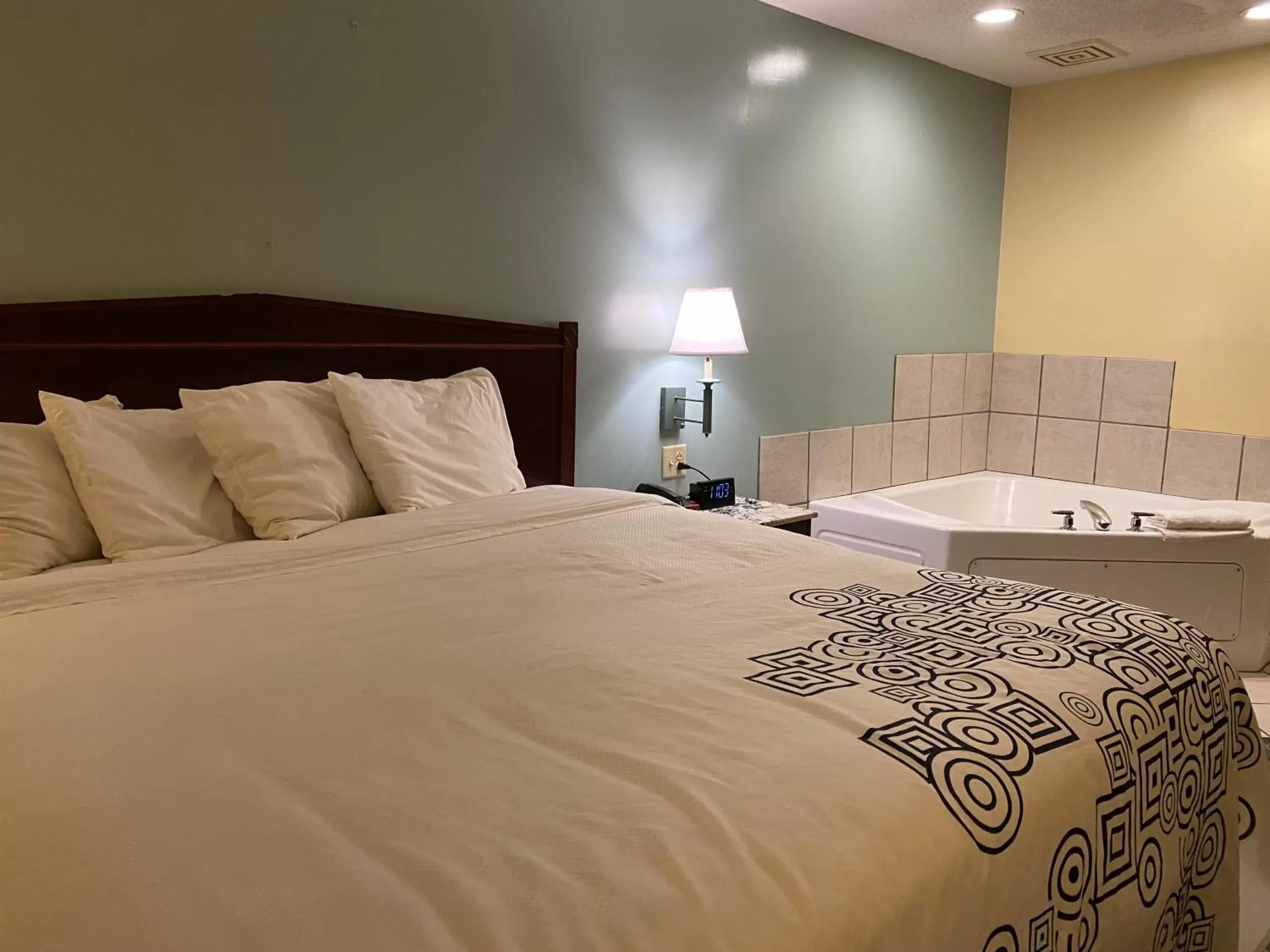 Hot Tub, Bed in Knights Inn & Suites Dublin Hot Tub, Bed in Knights Inn & Suites Dublin