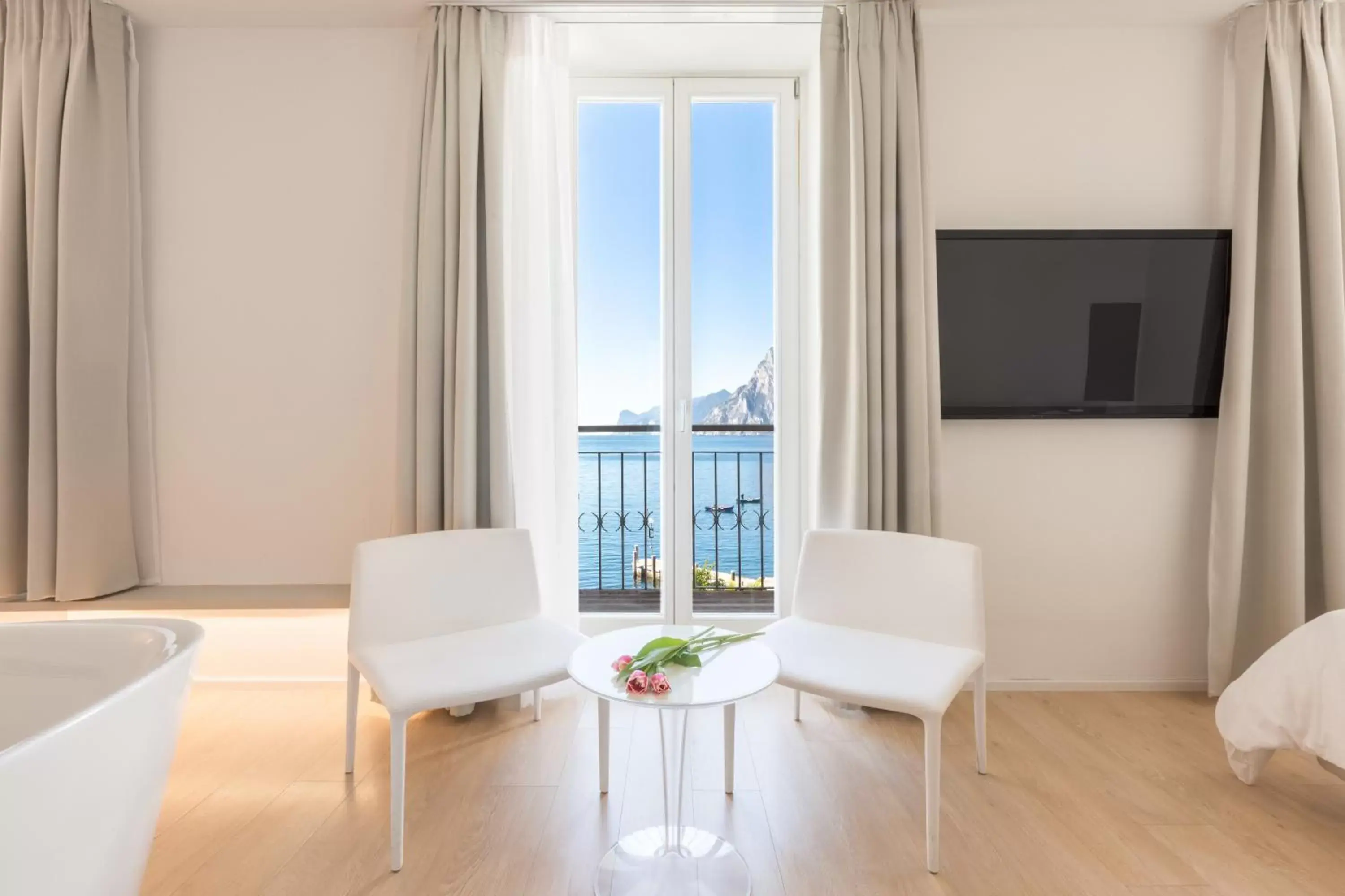 TV and multimedia, Seating Area in Hotel Lago Di Garda