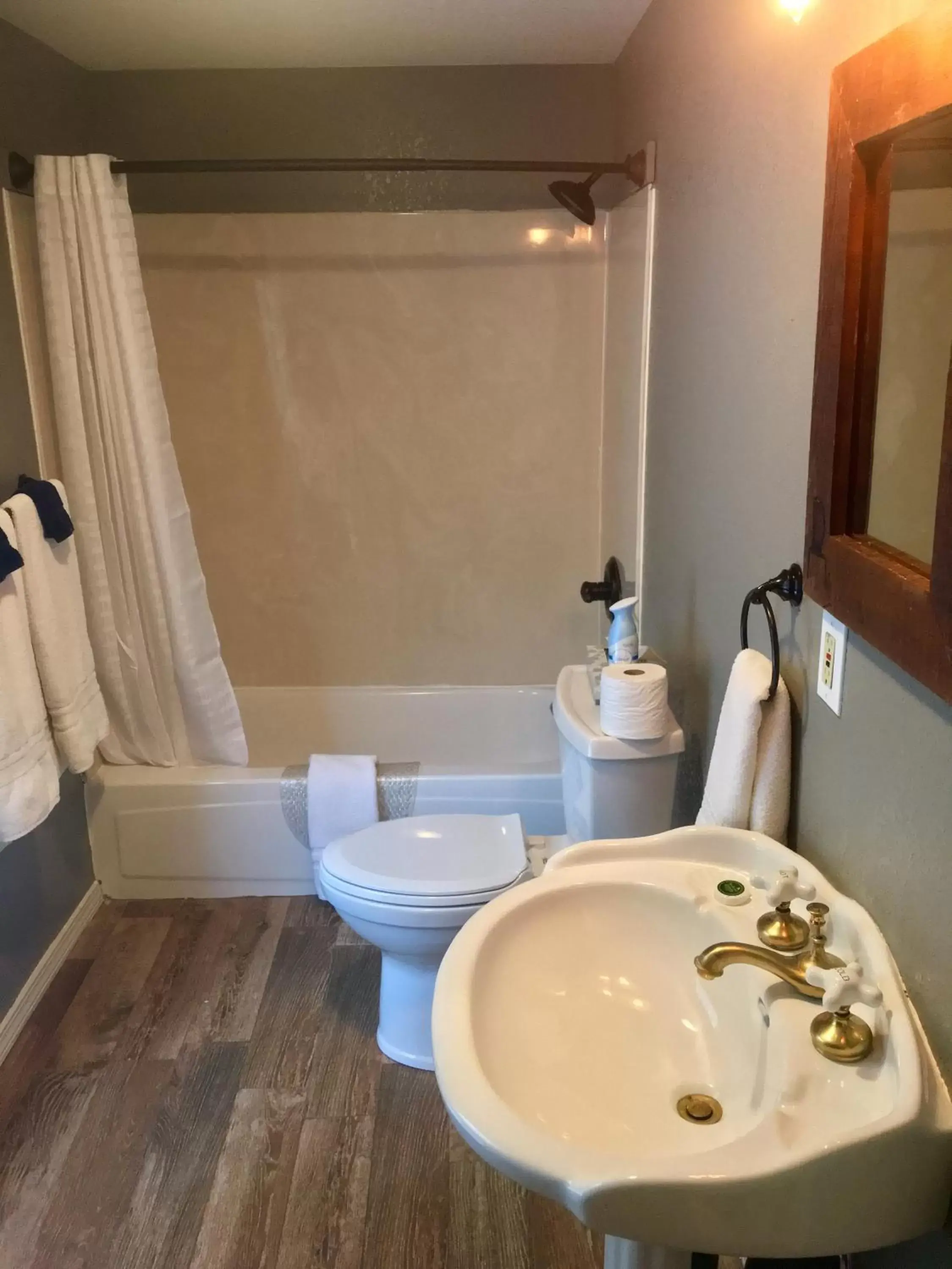 Bathroom in The Groveland Hotel