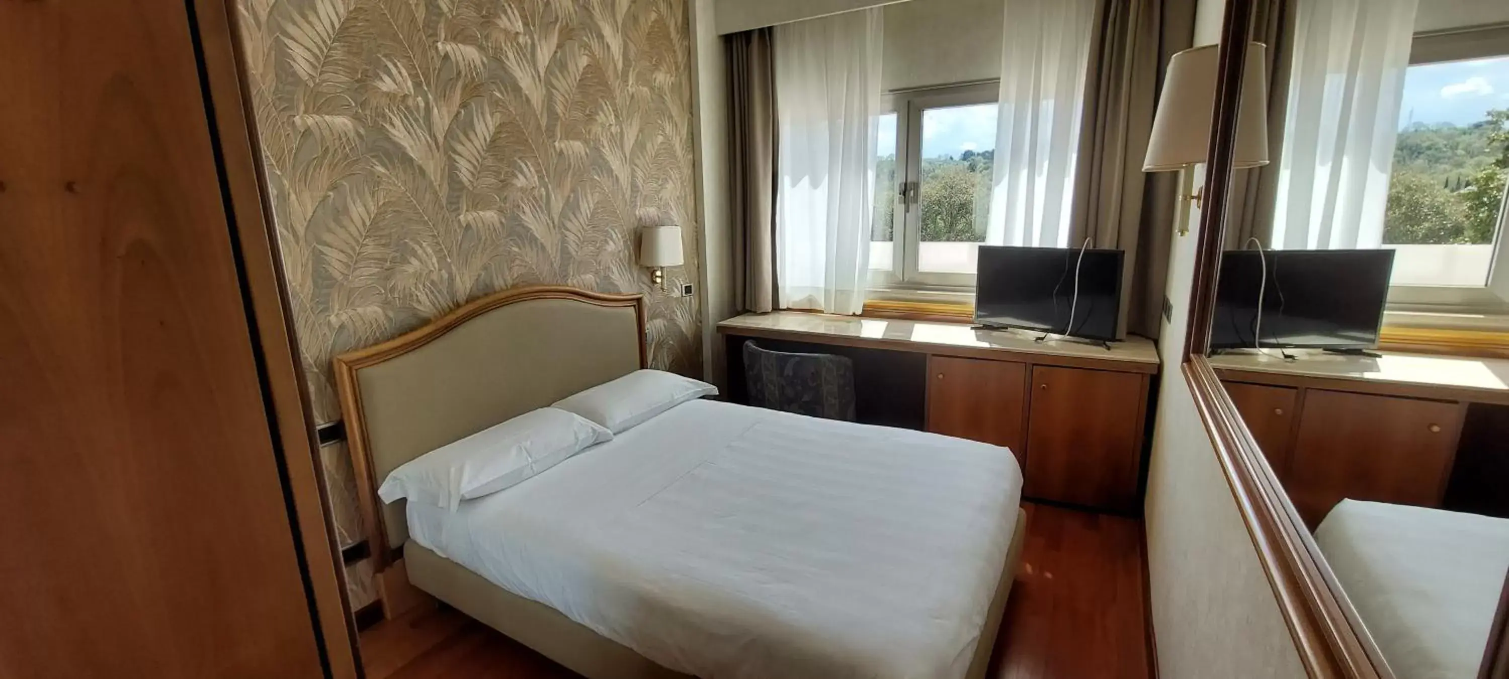 Bedroom, Bed in Perugia Plaza Hotel