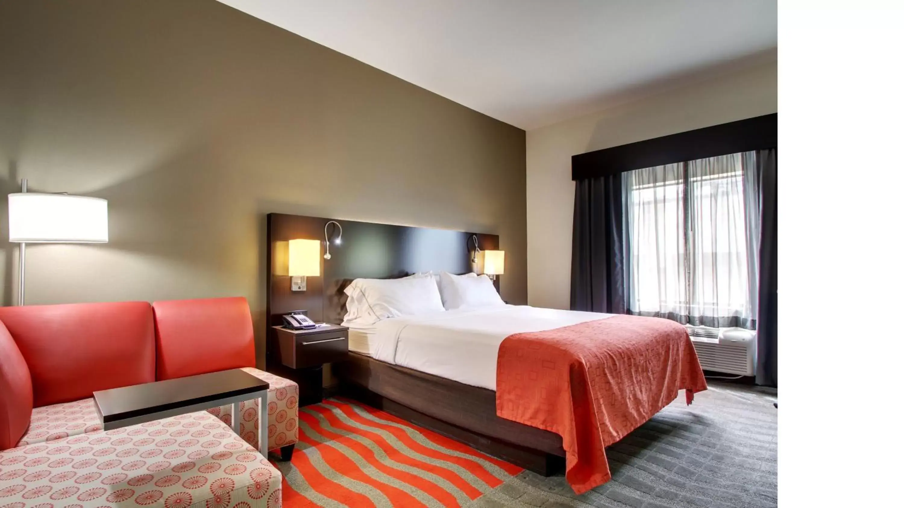 Photo of the whole room, Bed in Holiday Inn Express Hotel & Suites Meridian, an IHG Hotel