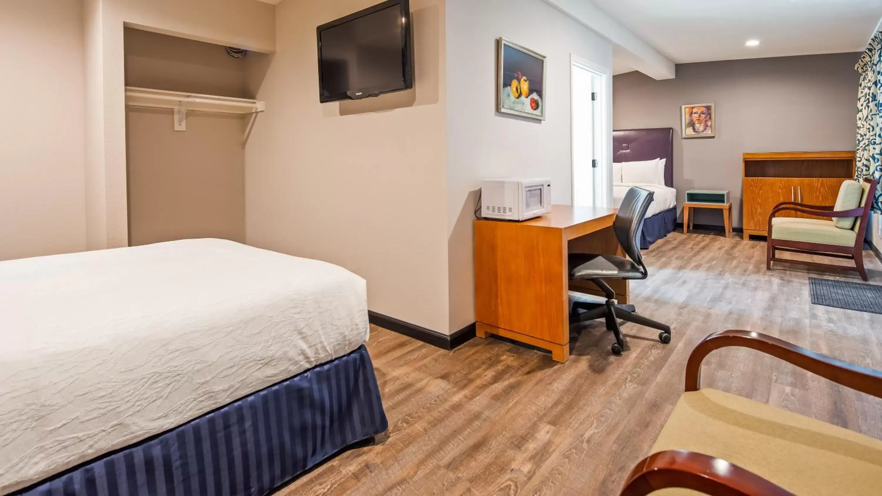 Photo of the whole room, TV/Entertainment Center in Motel 6 Ridgecrest, CA China Lake