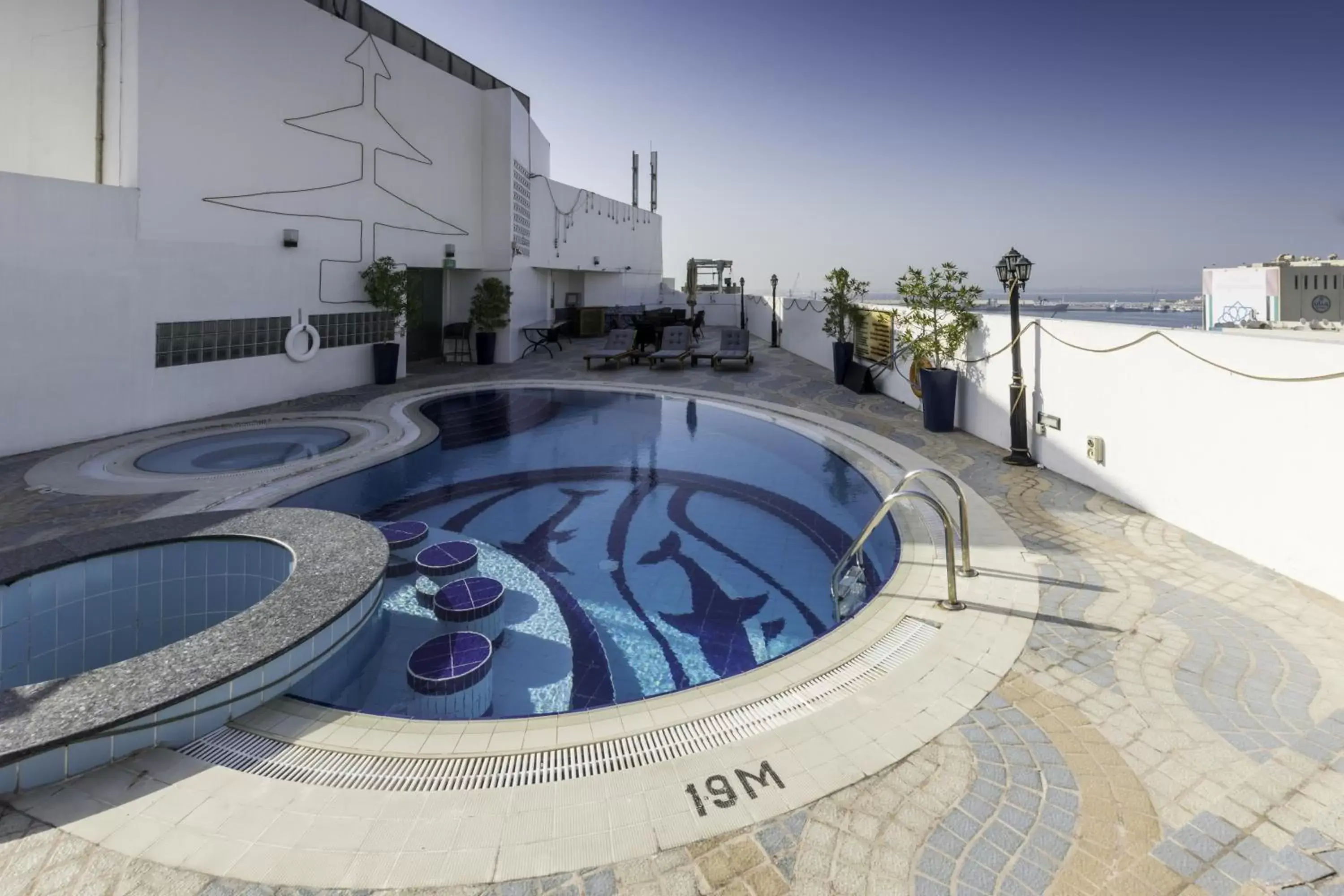 Swimming Pool in Howard Johnson Bur Dubai