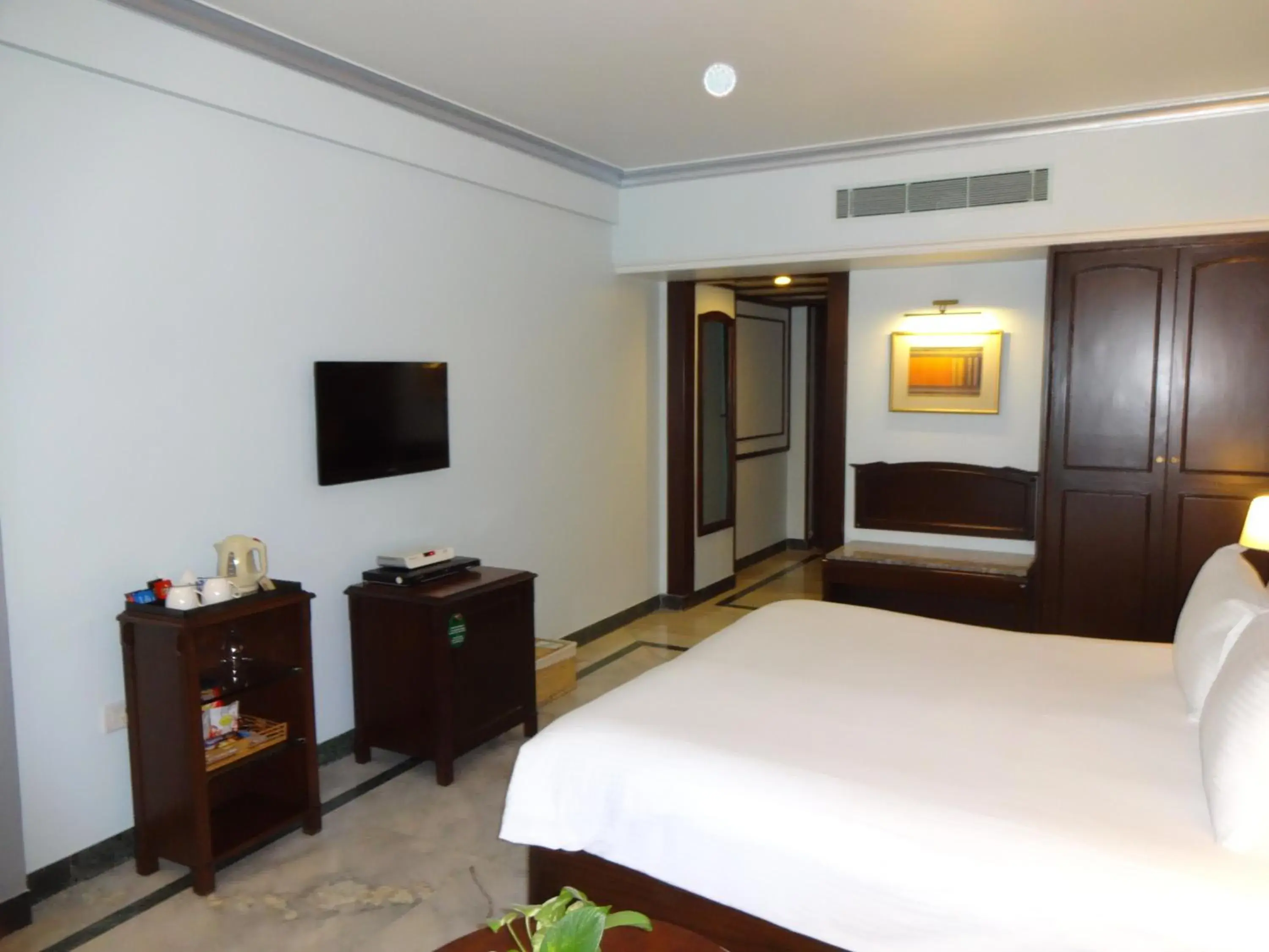 Photo of the whole room, Bed in Radha Regent - Chennai