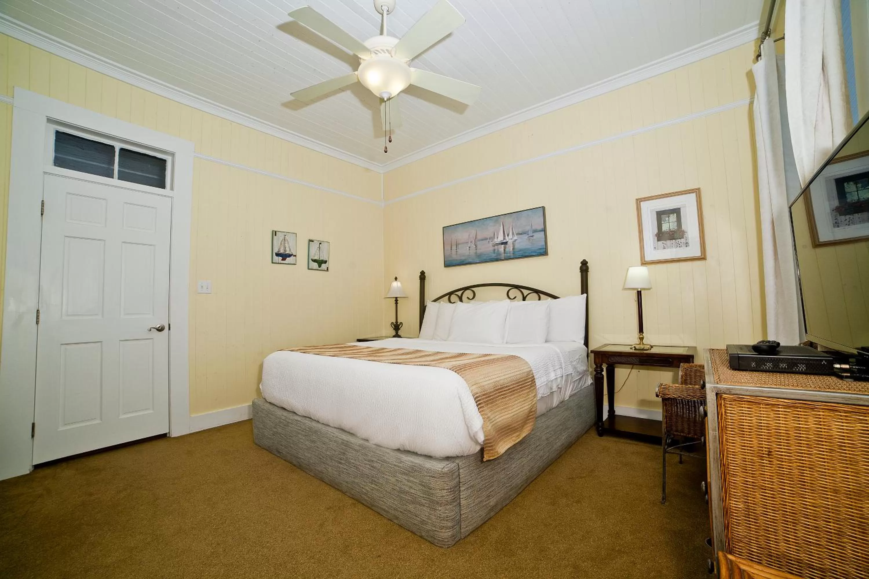 Bed in Georgianne Inn & Suites check in 212 Bulter Ave