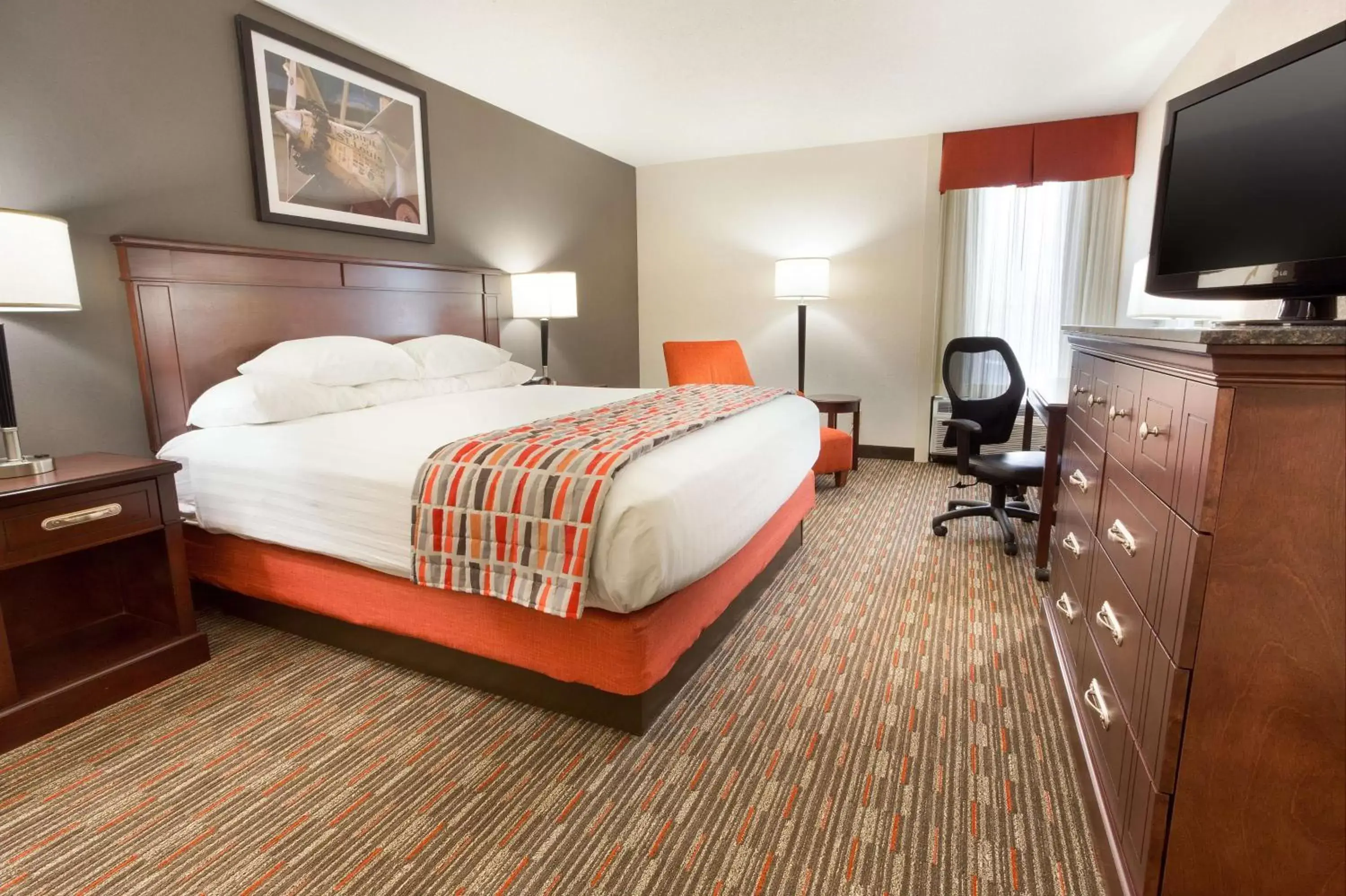 Photo of the whole room, Bed in Drury Inn & Suites St. Louis Airport