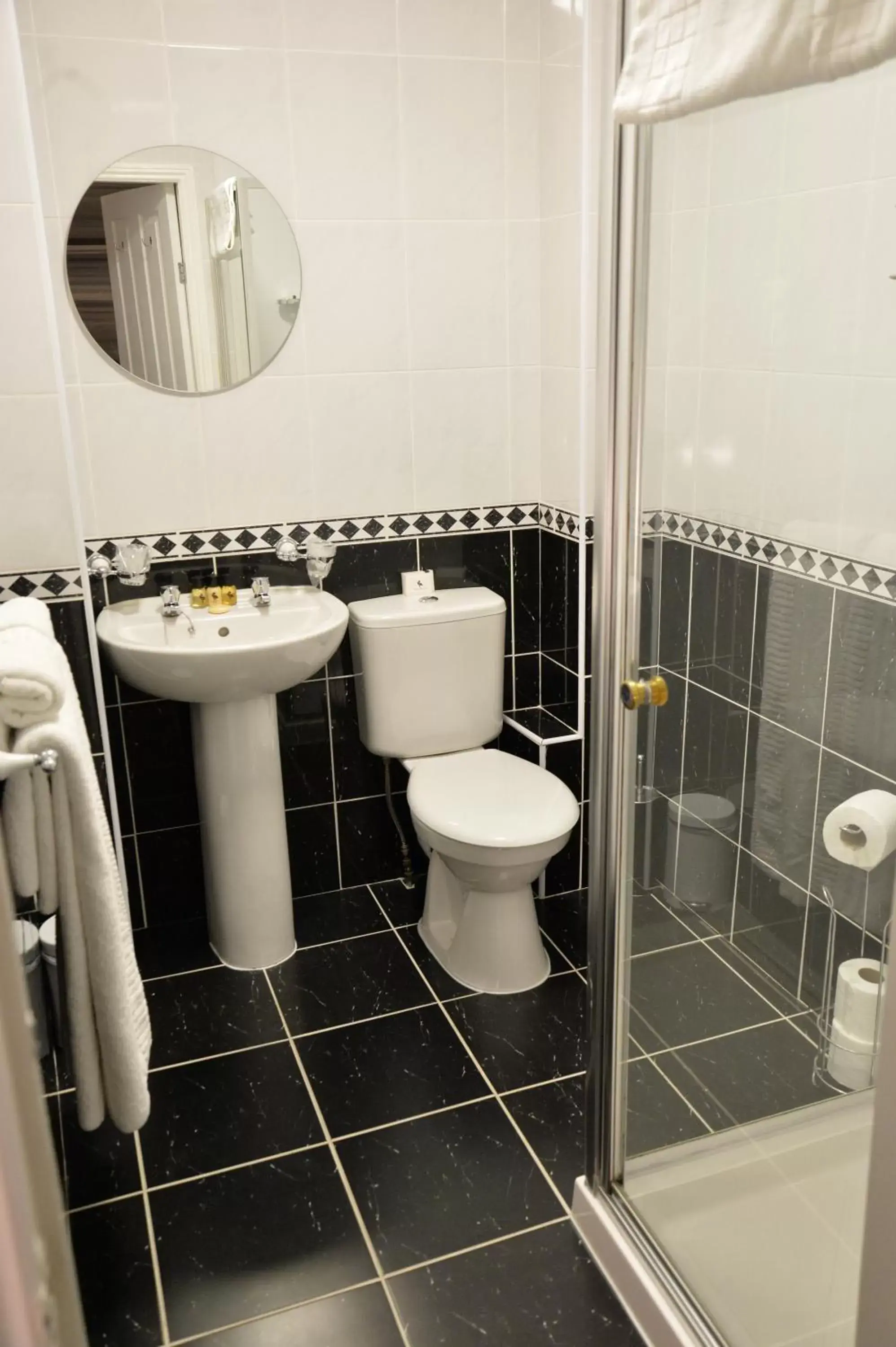 Bathroom in Lauriston & Lawton Court Hotel