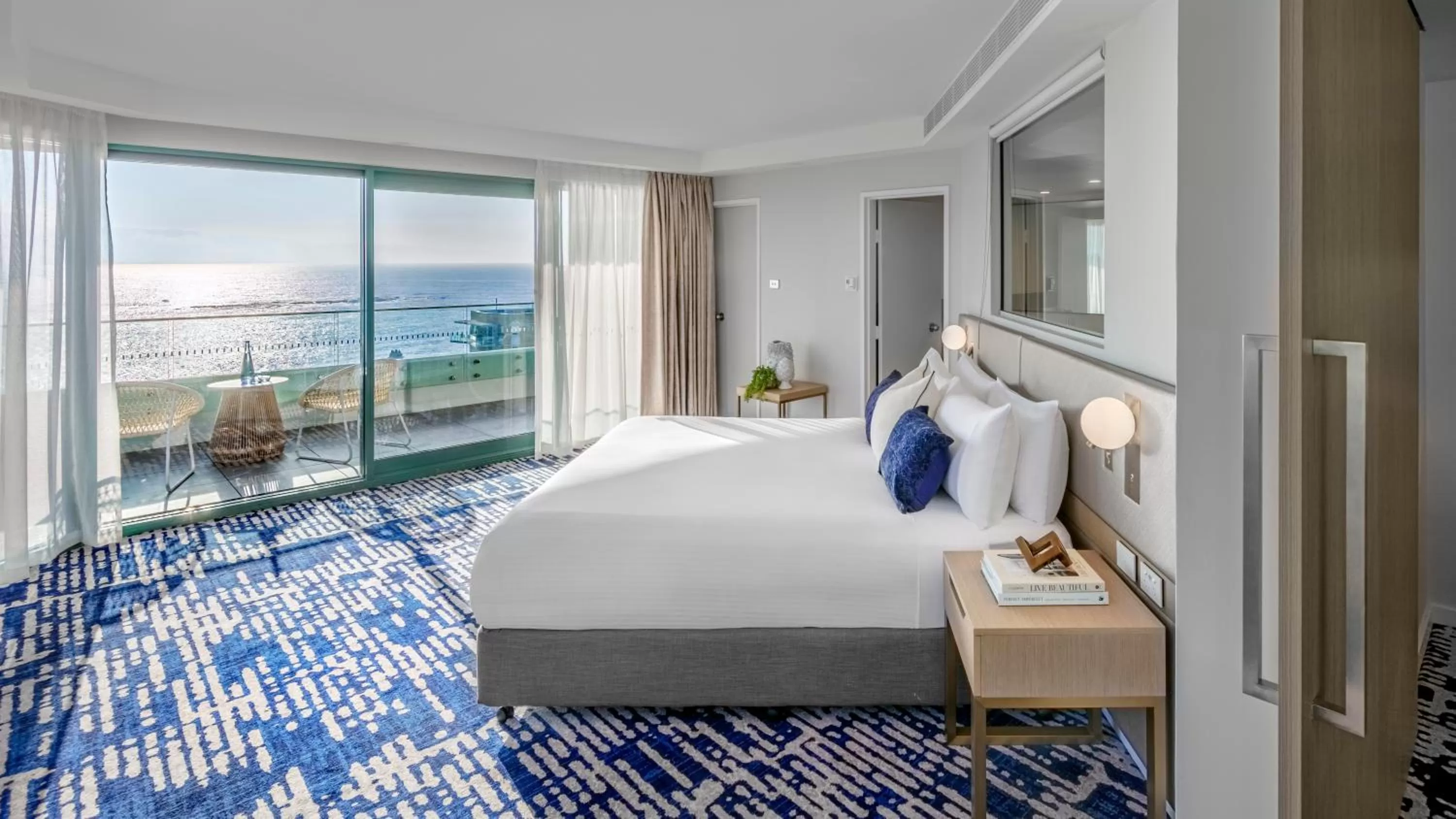 Balcony/Terrace, Bed in Crowne Plaza Sydney Coogee Beach by IHG
