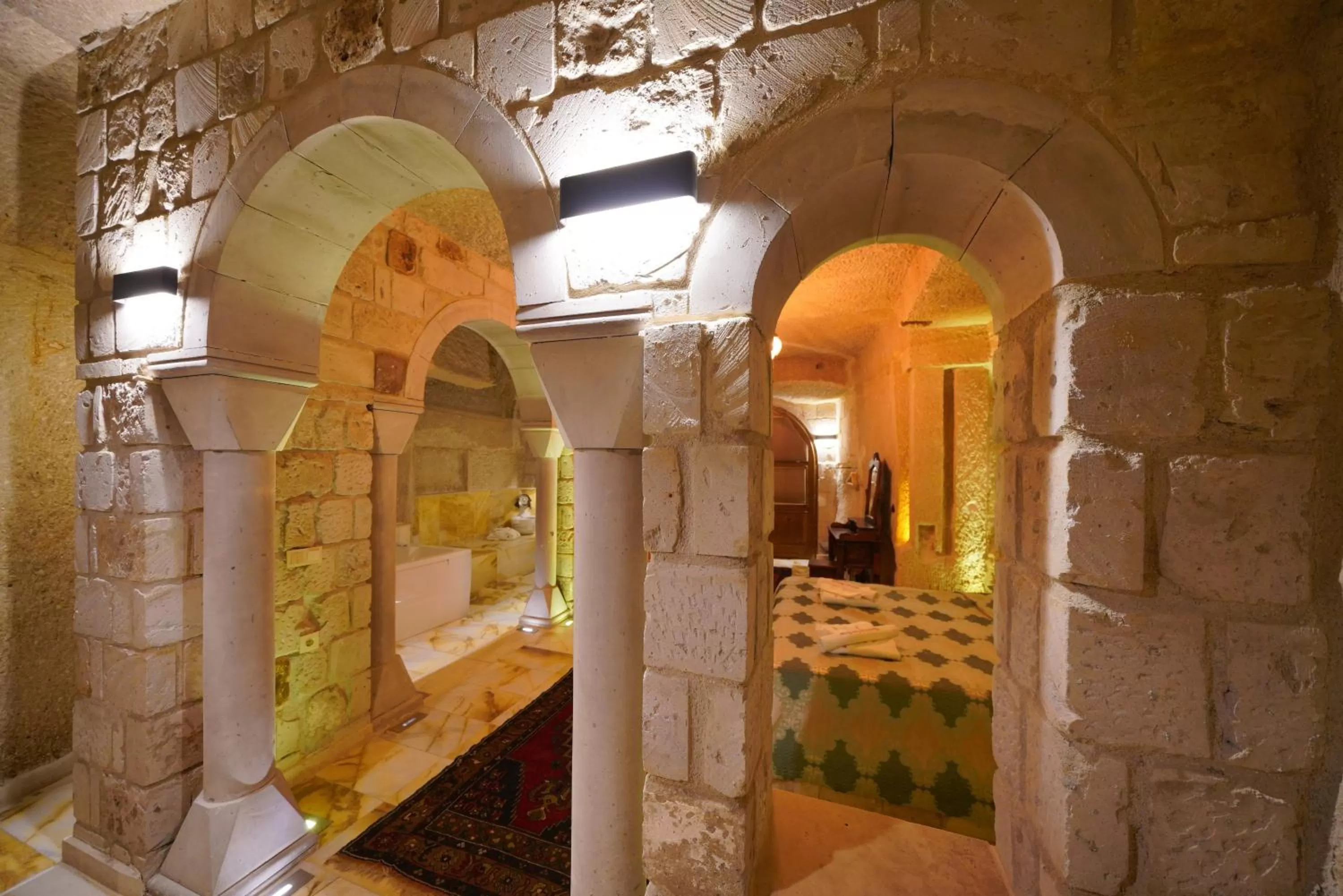 Photo of the whole room in Shoestring Cave House