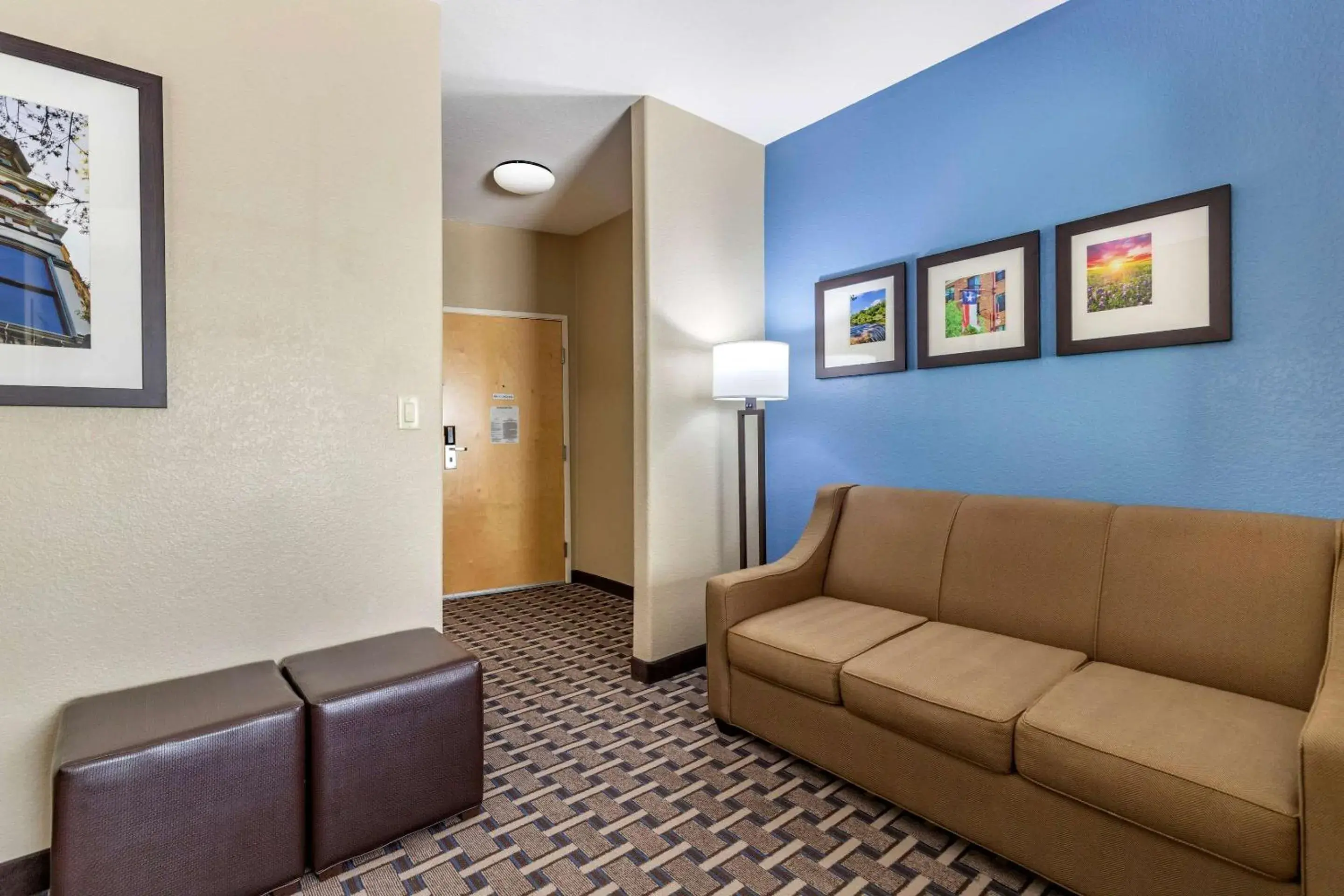 Photo of the whole room, Seating Area in Comfort Suites Georgetown