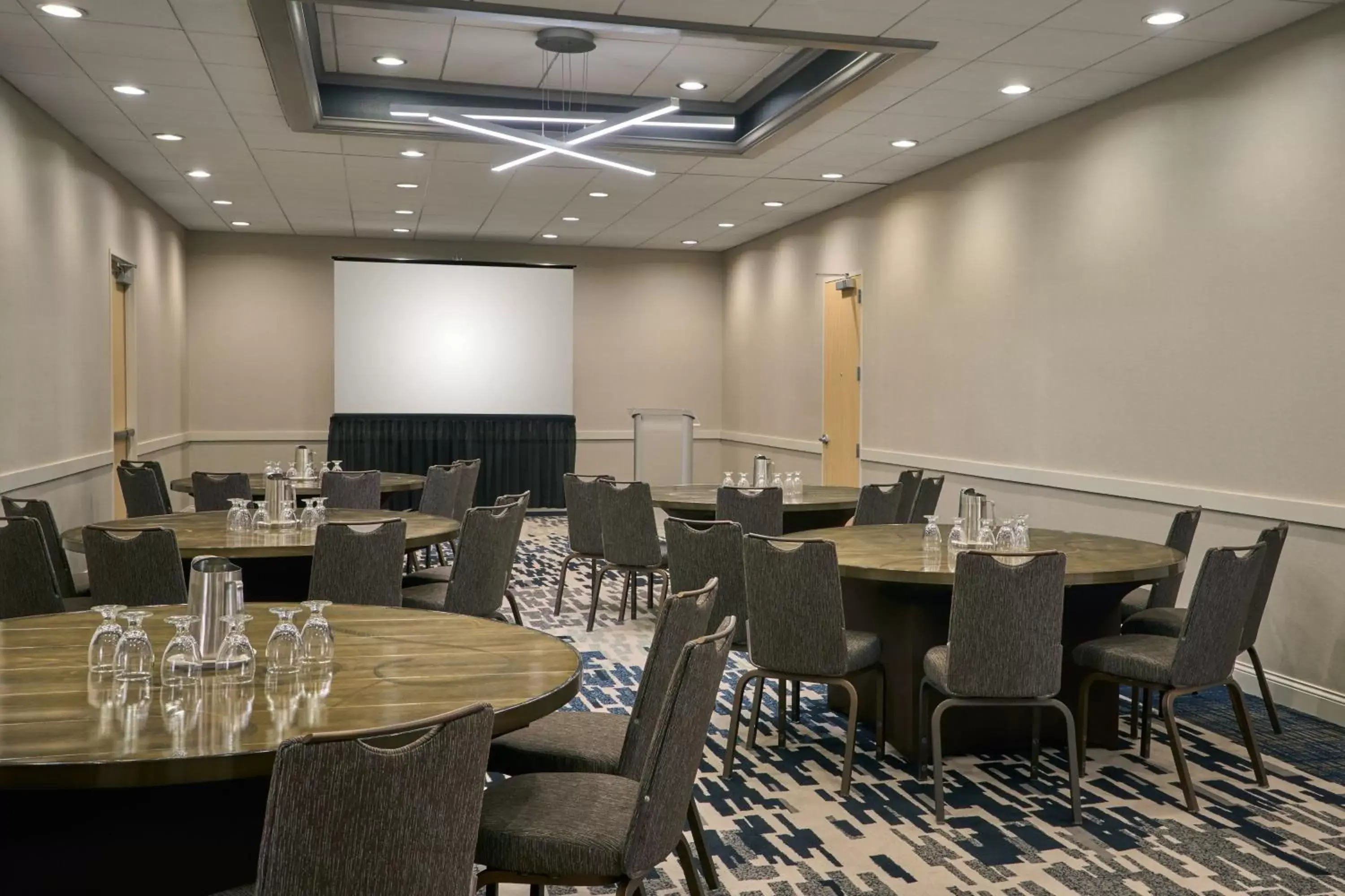 Meeting/conference room in Delta Hotels by Marriott Minneapolis Northeast