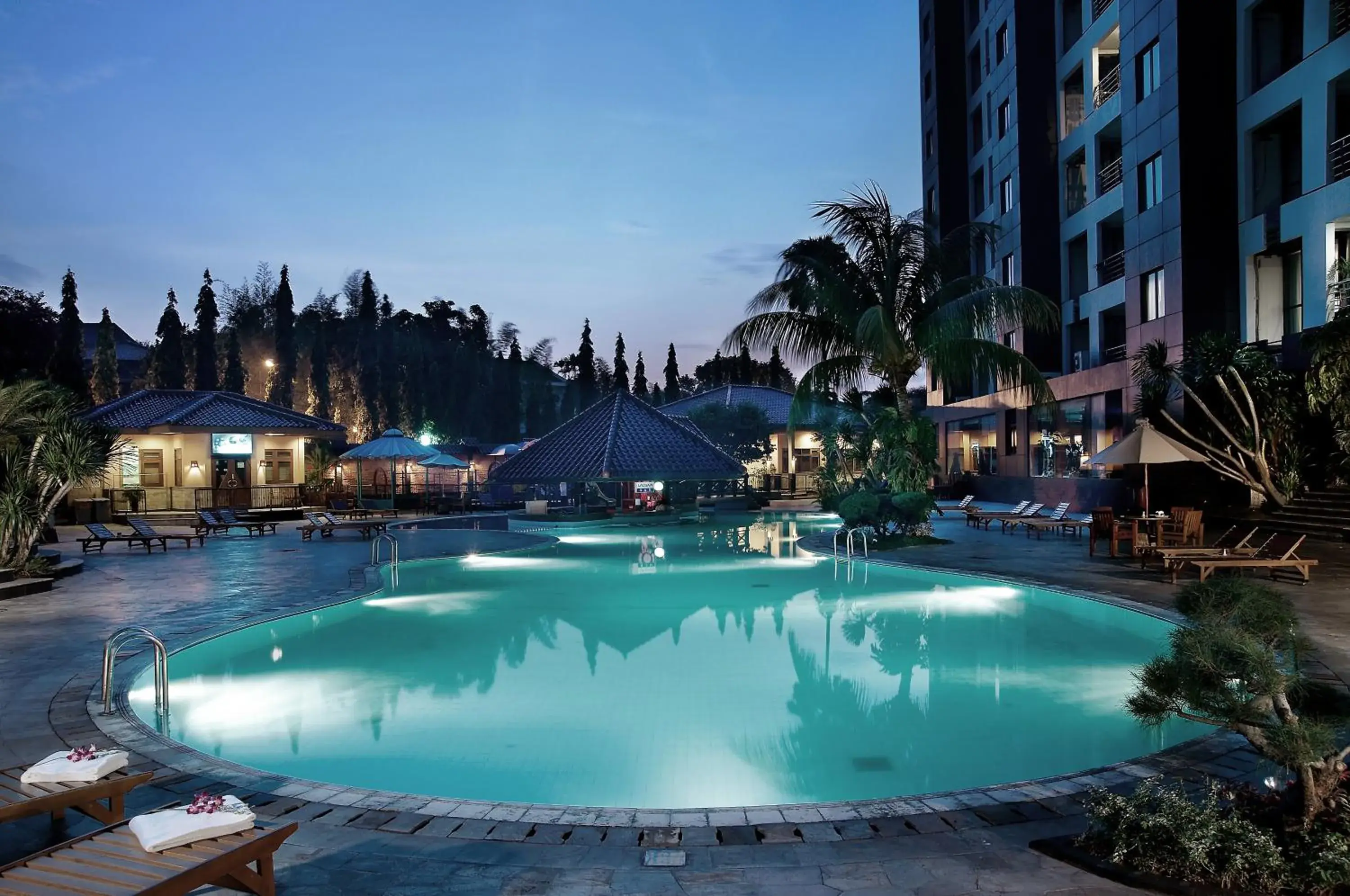 Swimming pool in Kristal Hotel Jakarta Swimming pool in Kristal Hotel Jakarta