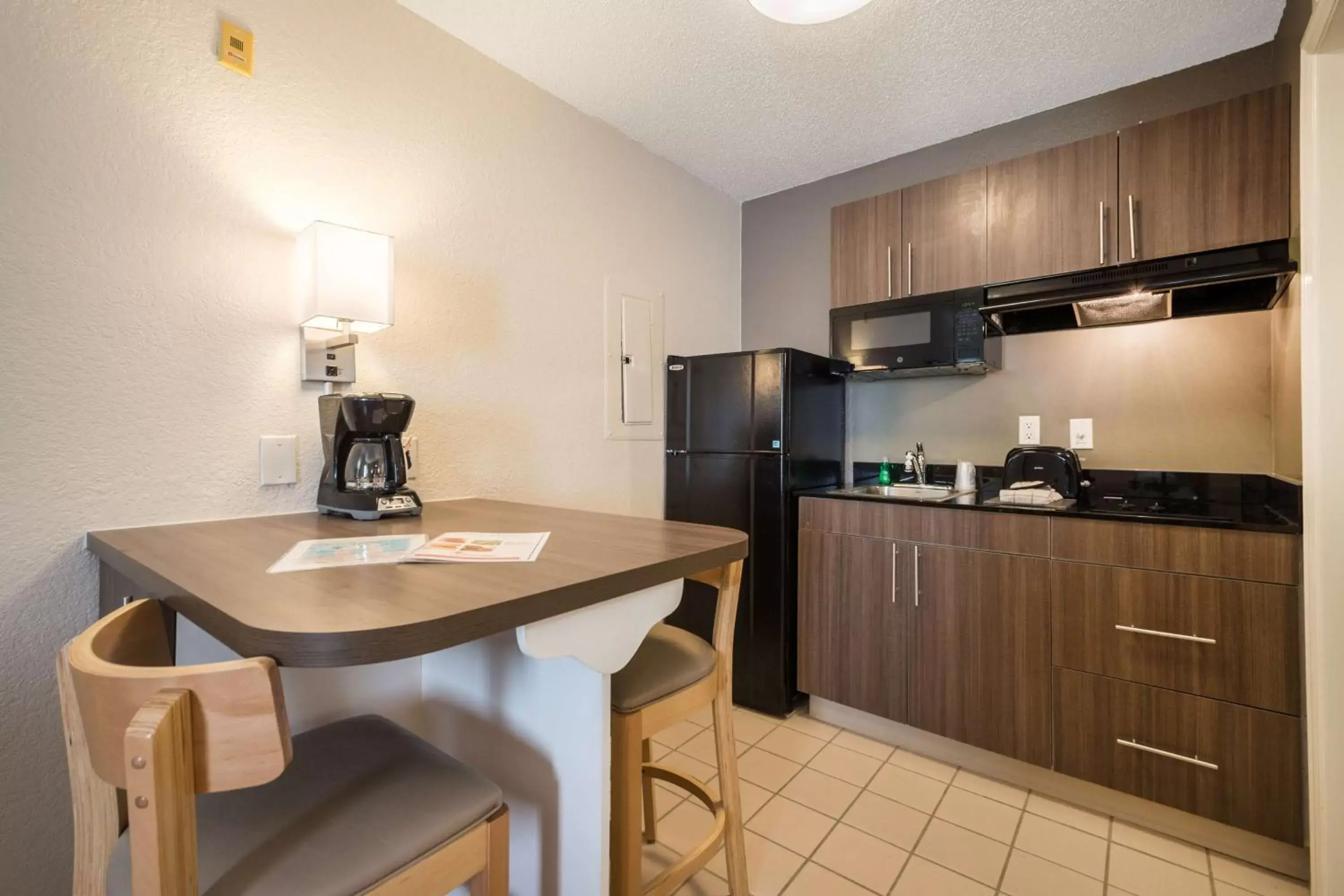 Kitchen or kitchenette, Kitchen/Kitchenette in Studio 6-Duluth, GA - Atlanta - Gwinnett Place