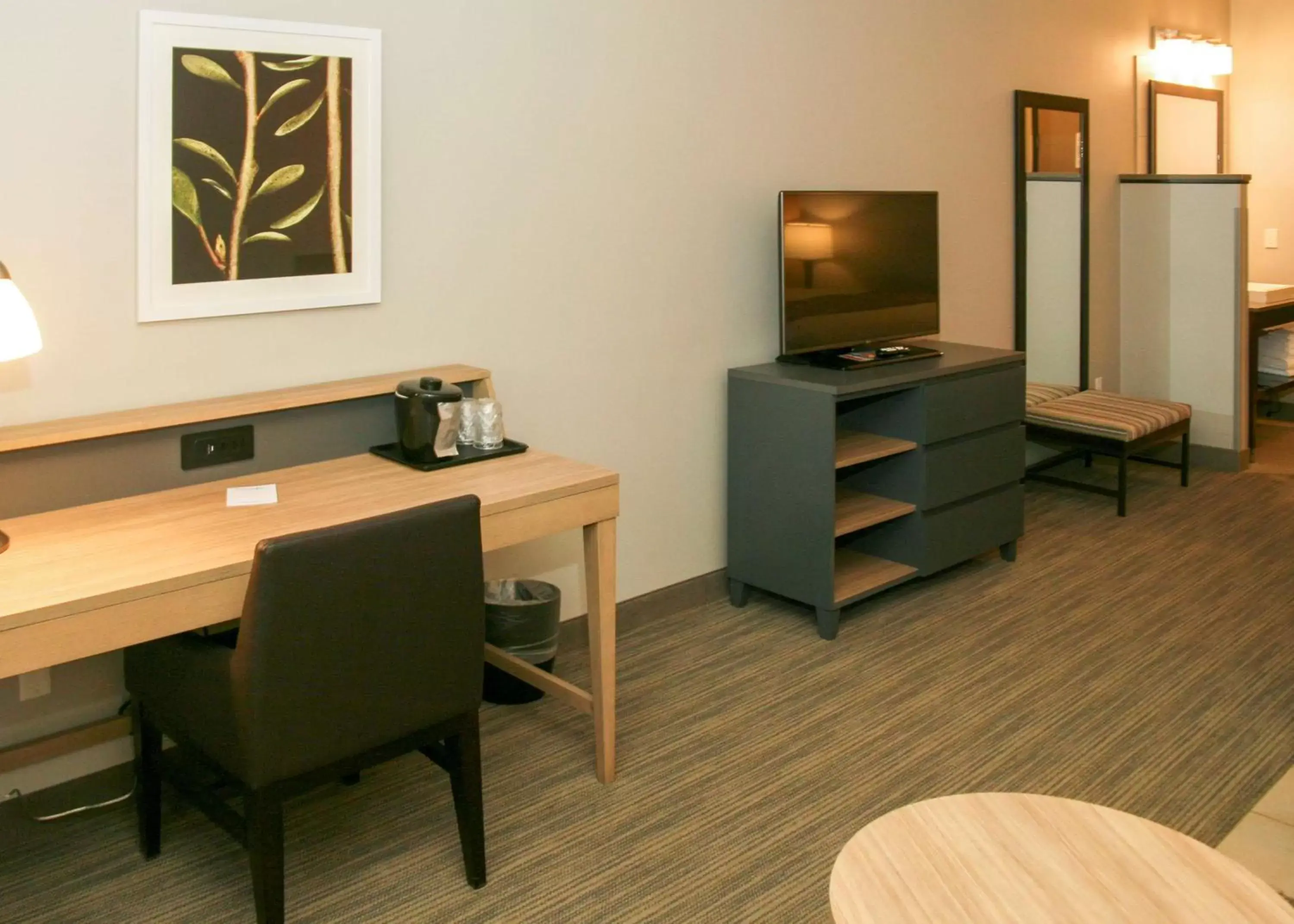 Photo of the whole room, TV/Entertainment Center in Country Inn & Suites by Radisson, Prineville, OR