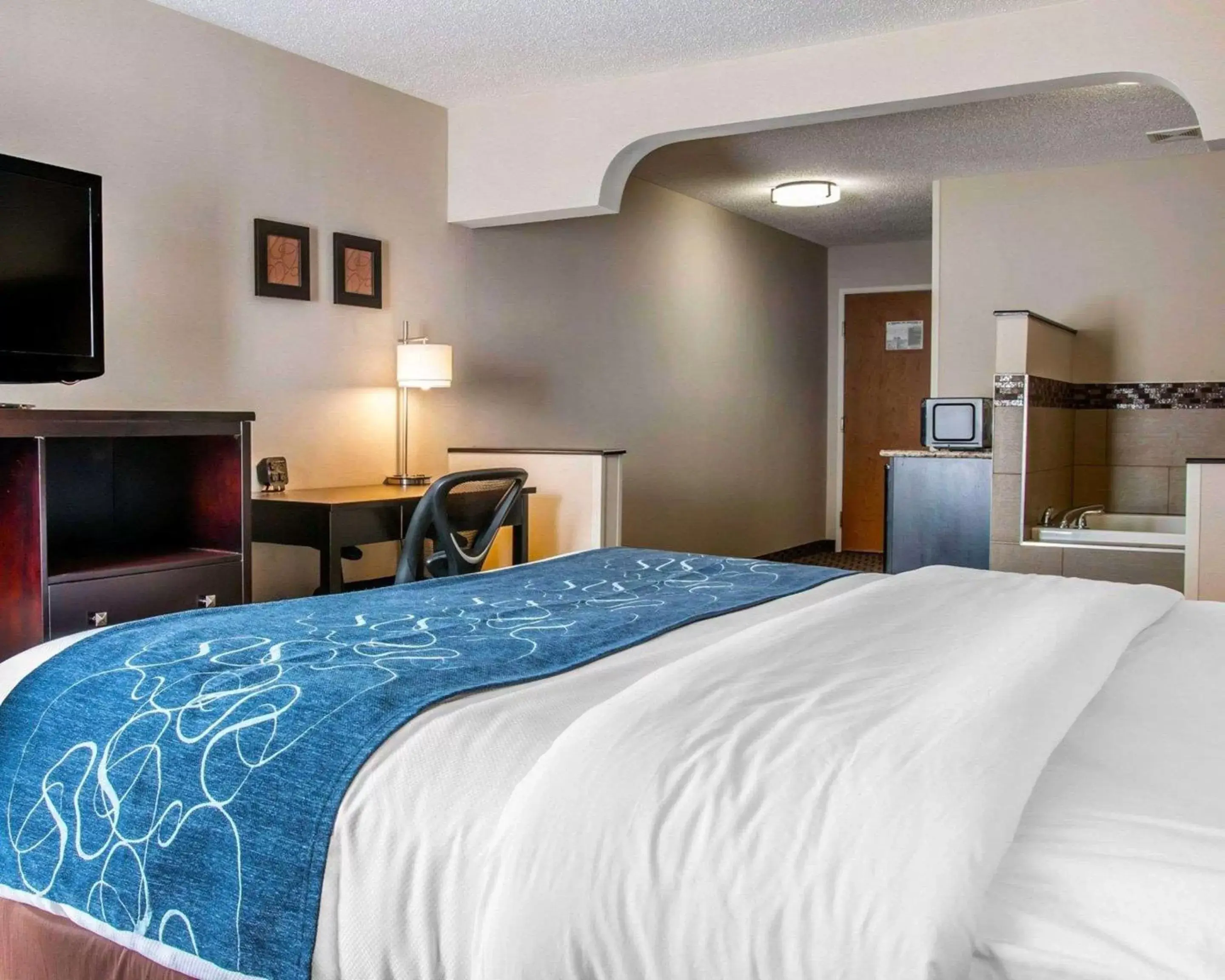 Photo of the whole room, Bed in Comfort Suites Benton Harbor - St. Joseph