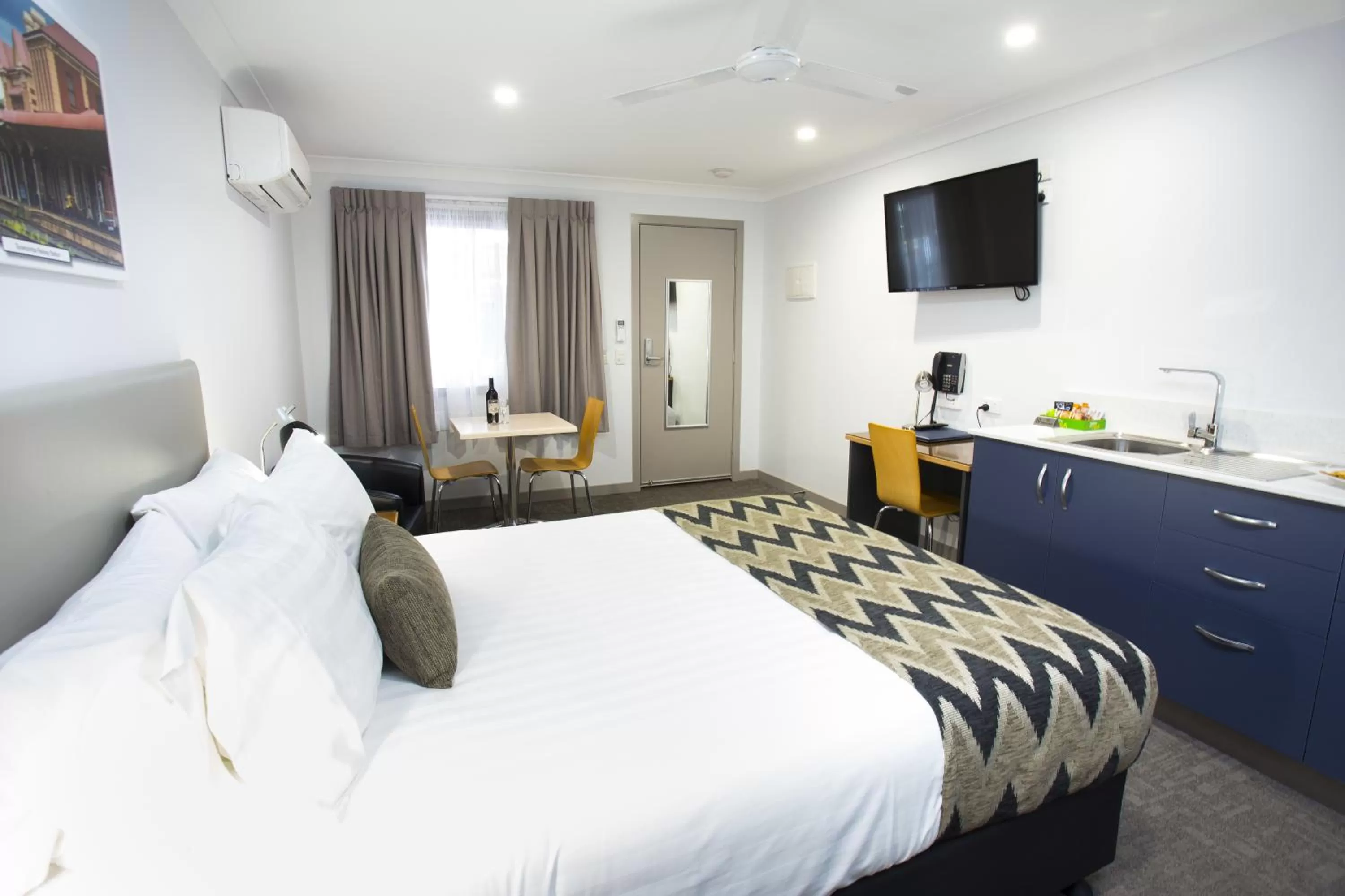 Kitchen or kitchenette, Bed in Altitude Motel Apartments