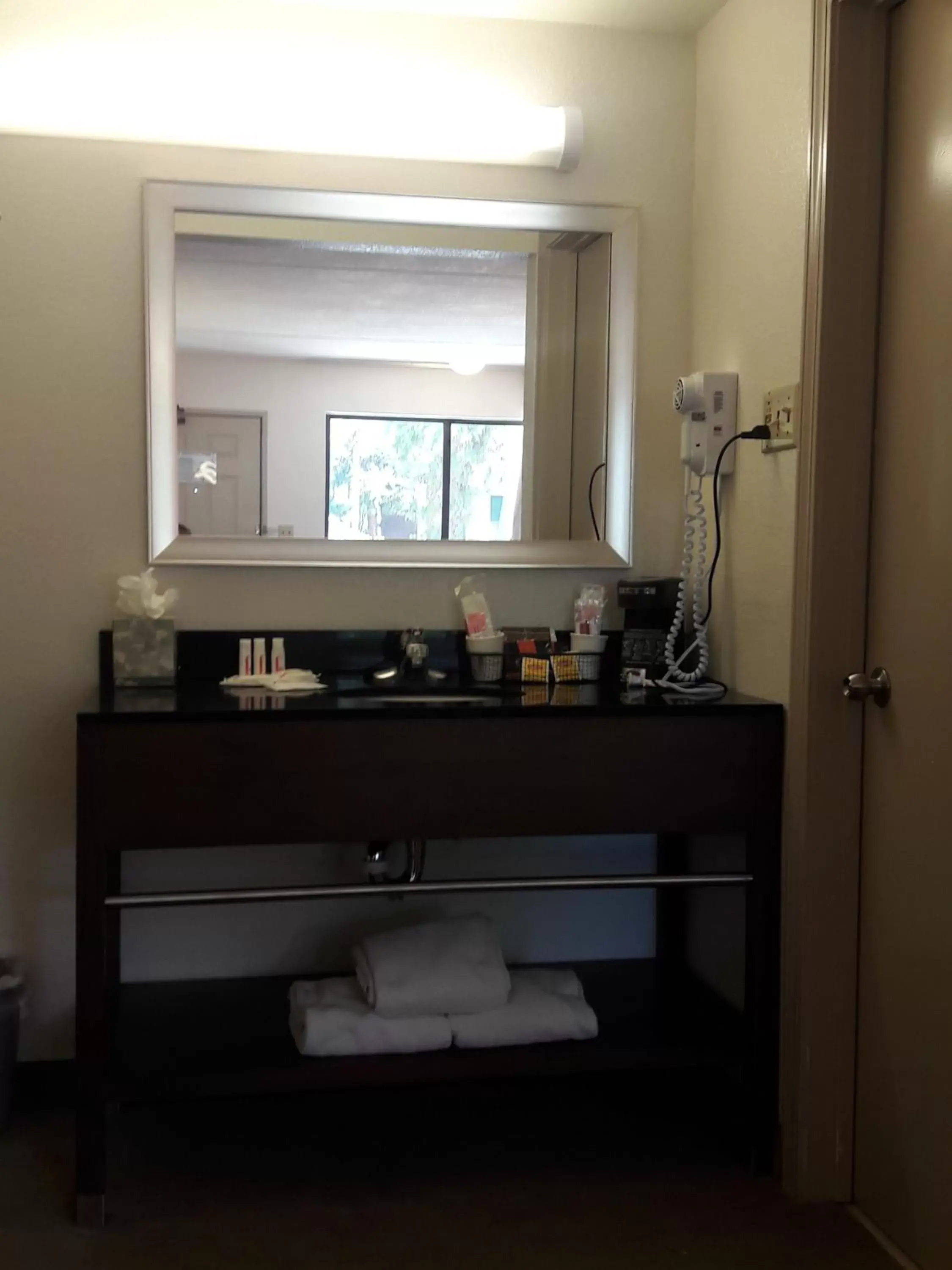 Coffee/tea facilities, Bathroom in Ramada by Wyndham Albuquerque Airport