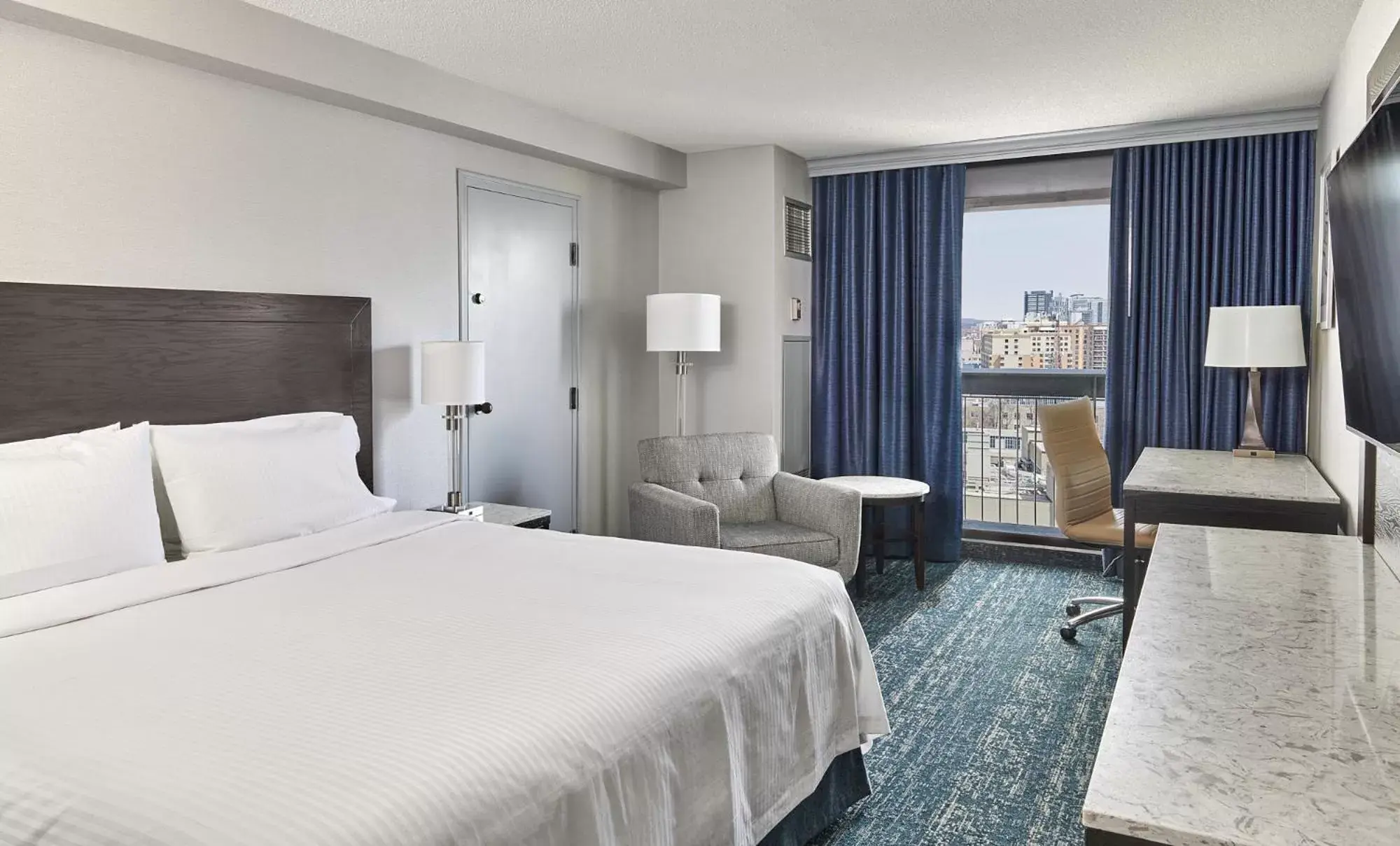 Bedroom, Bed in Chelsea Hotel Toronto