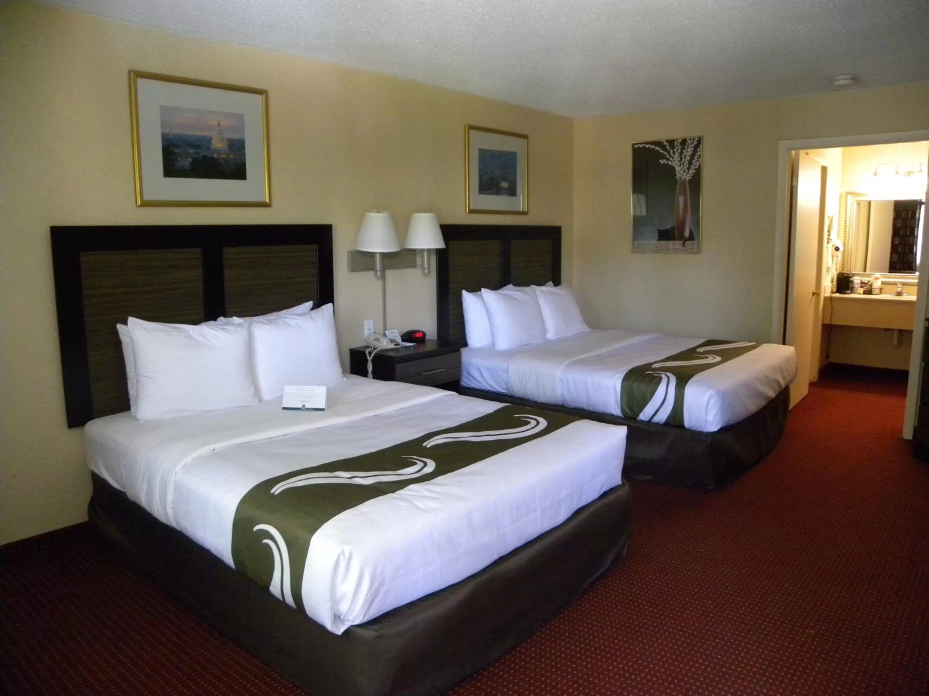 Guests, Bed in Quality Inn Mount Vernon