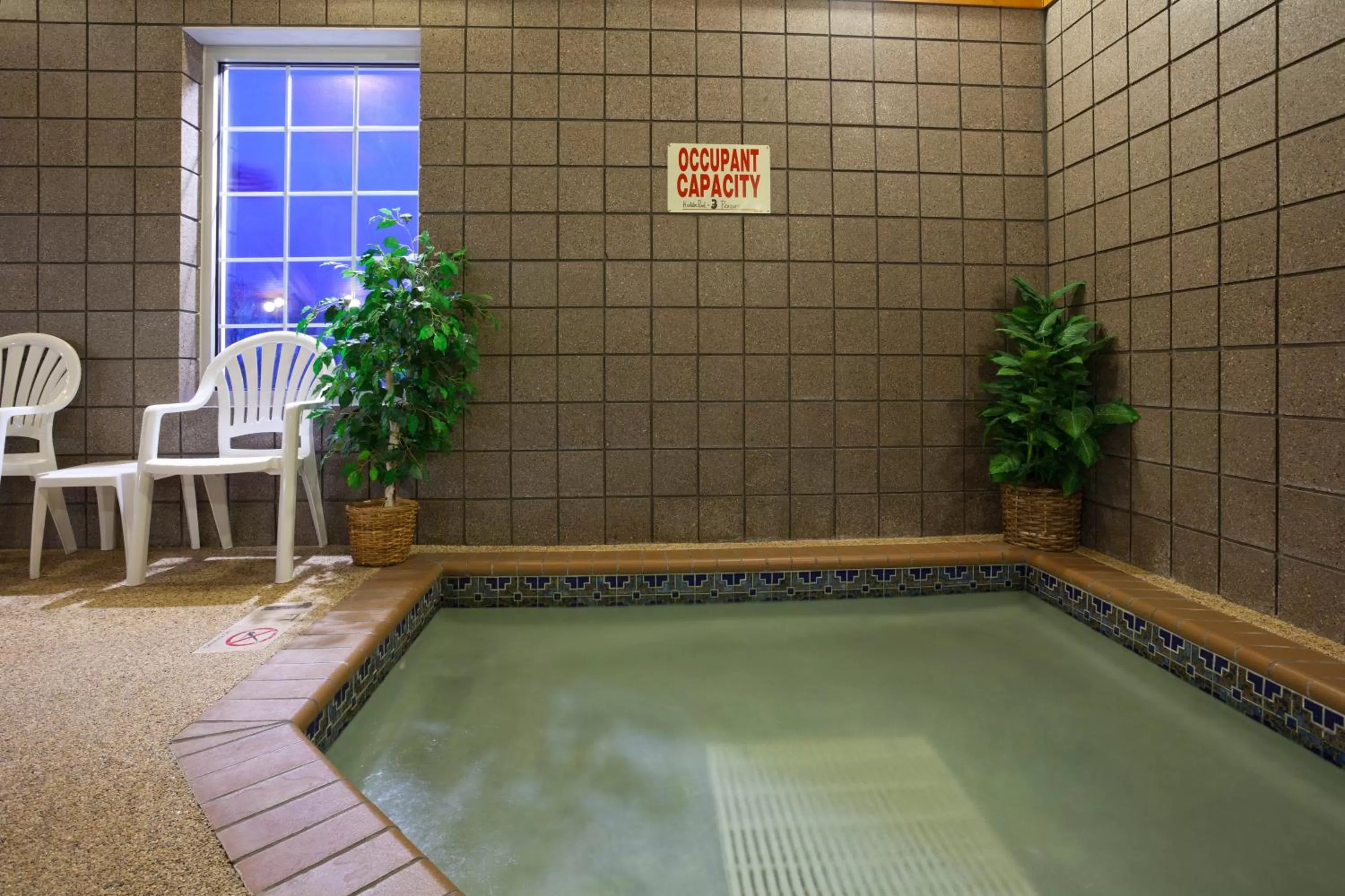 Swimming pool in Paynesville Inn & Suites