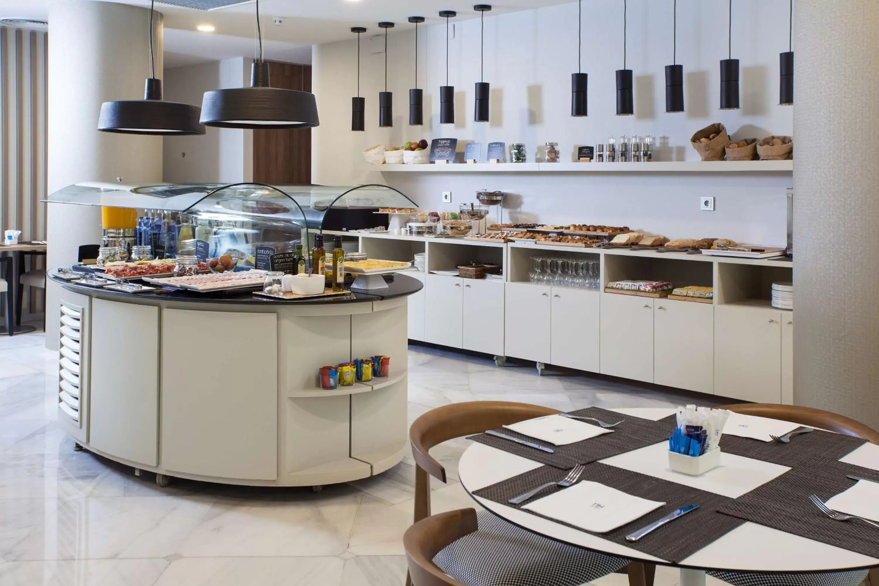Restaurant/places to eat, Kitchen/Kitchenette in NH Barajas Airport