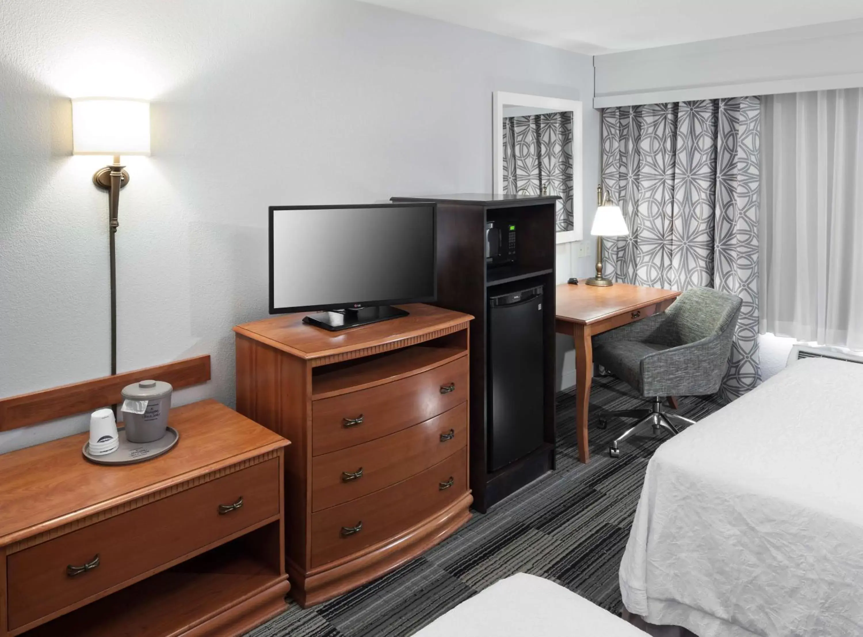 Bed, TV/Entertainment Center in Hampton Inn & Suites Tulare