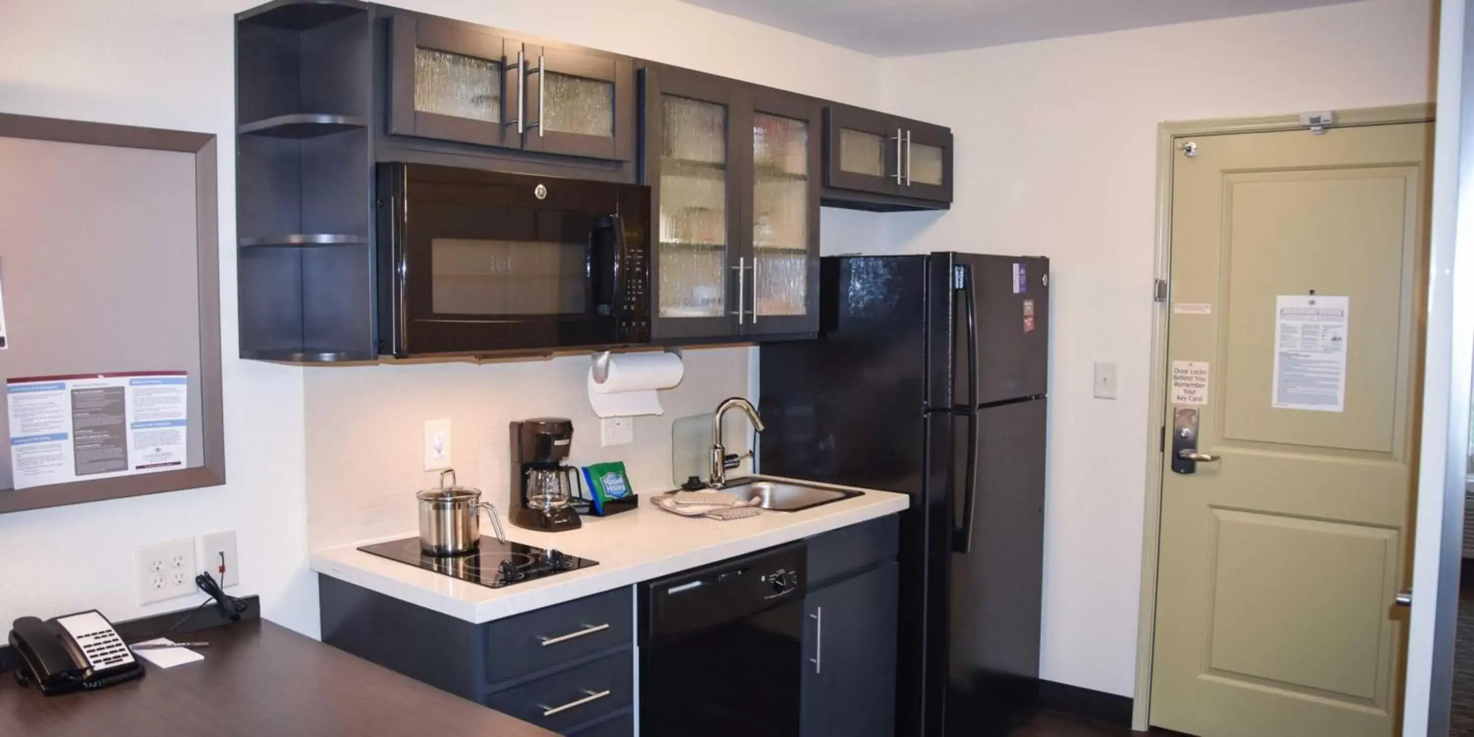 Photo of the whole room, Kitchen/Kitchenette in Candlewood Suites Pearl, an IHG Hotel