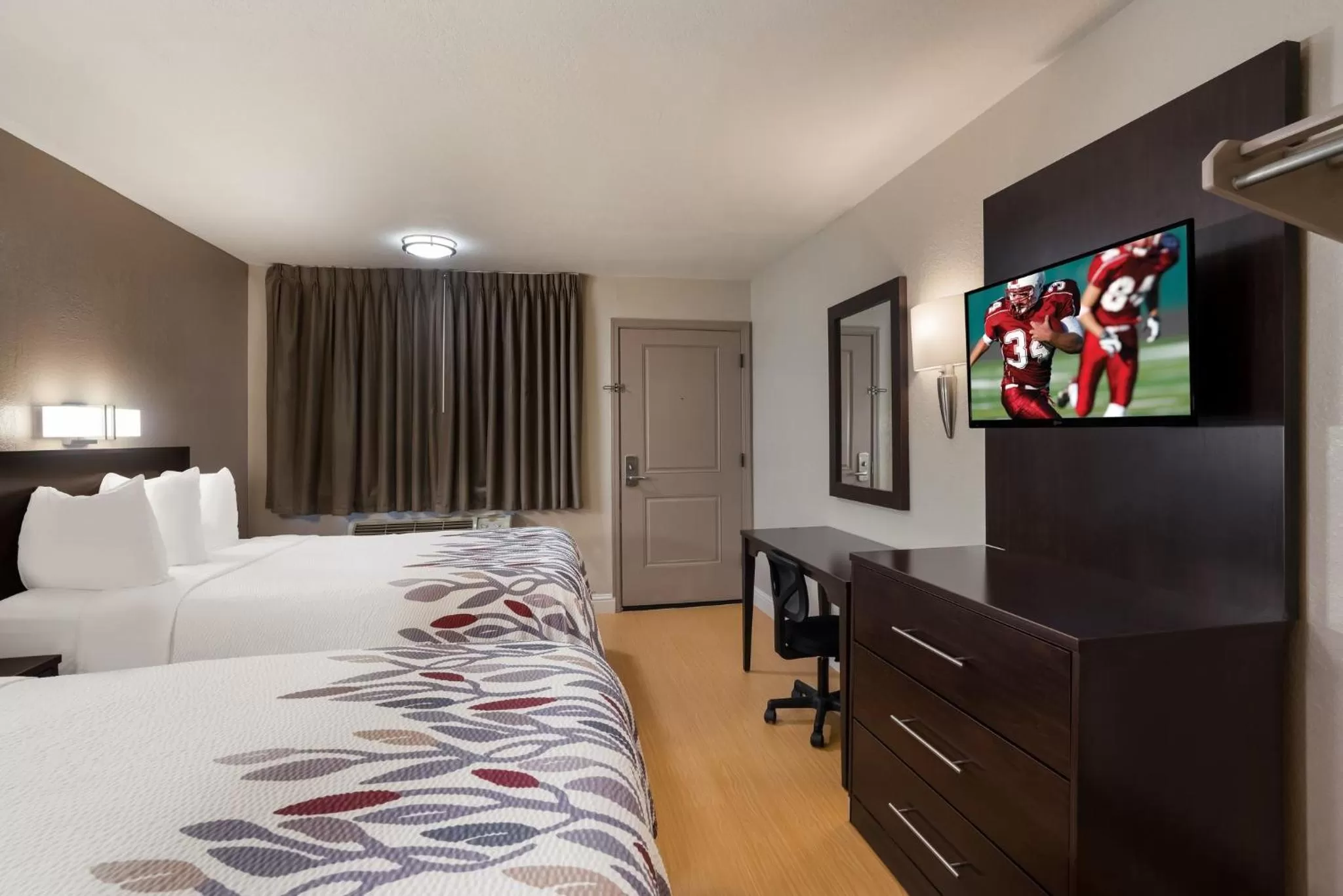 Photo of the whole room, Bed in Red Roof Inn Stockton