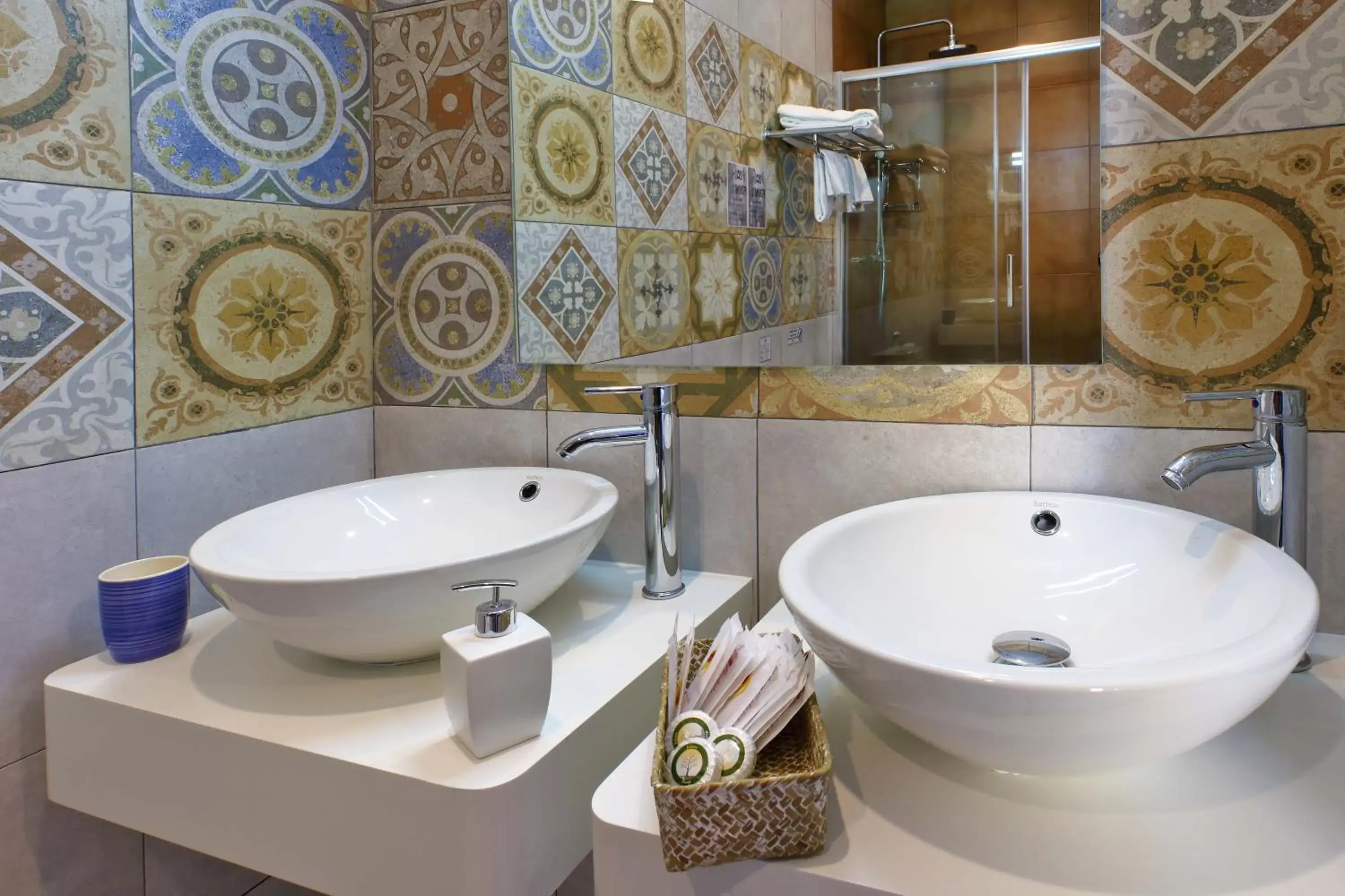 Toilet, Bathroom in Hotel Ginebra