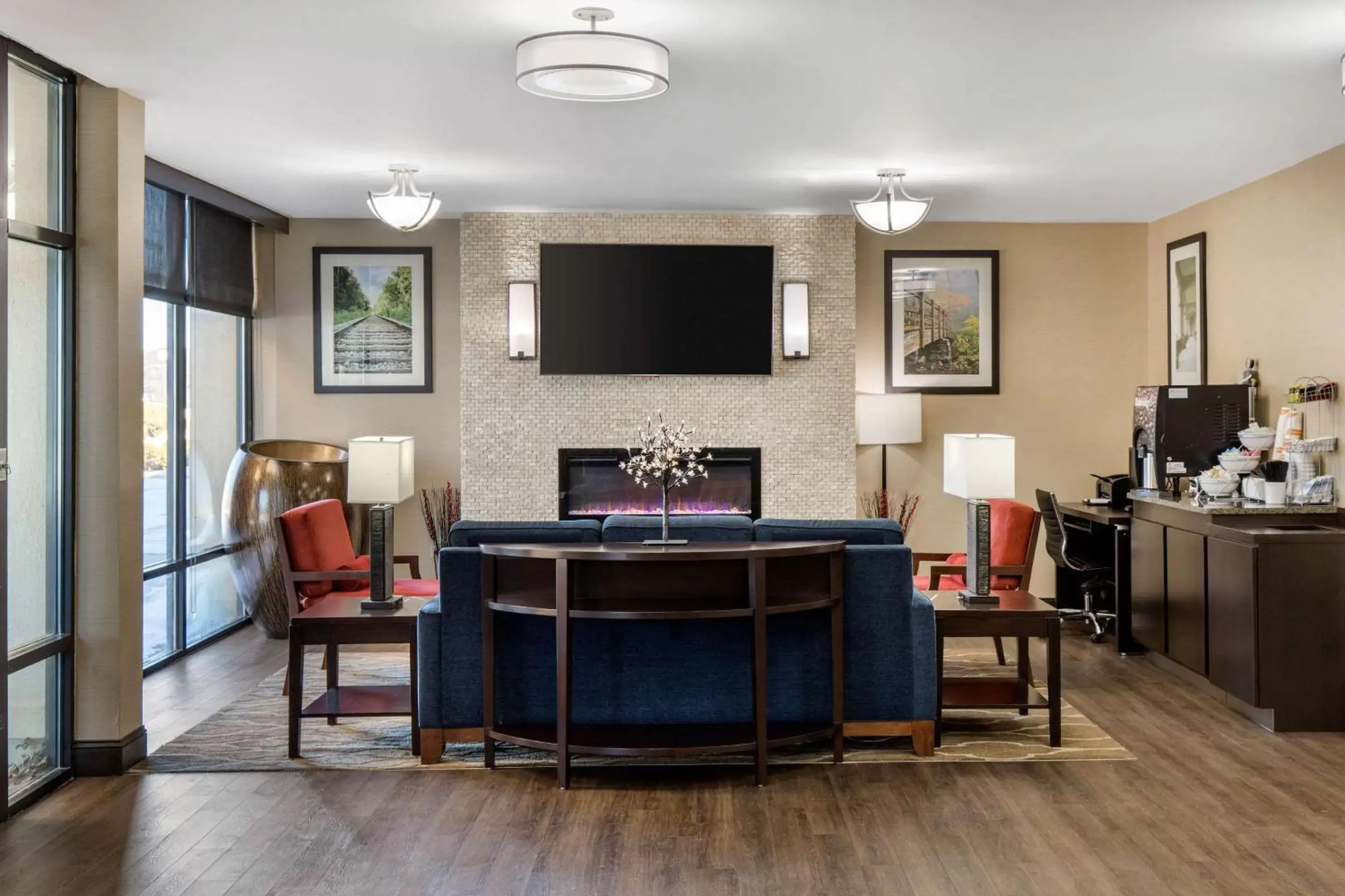 Lobby or reception, TV/Entertainment Center in Comfort Inn