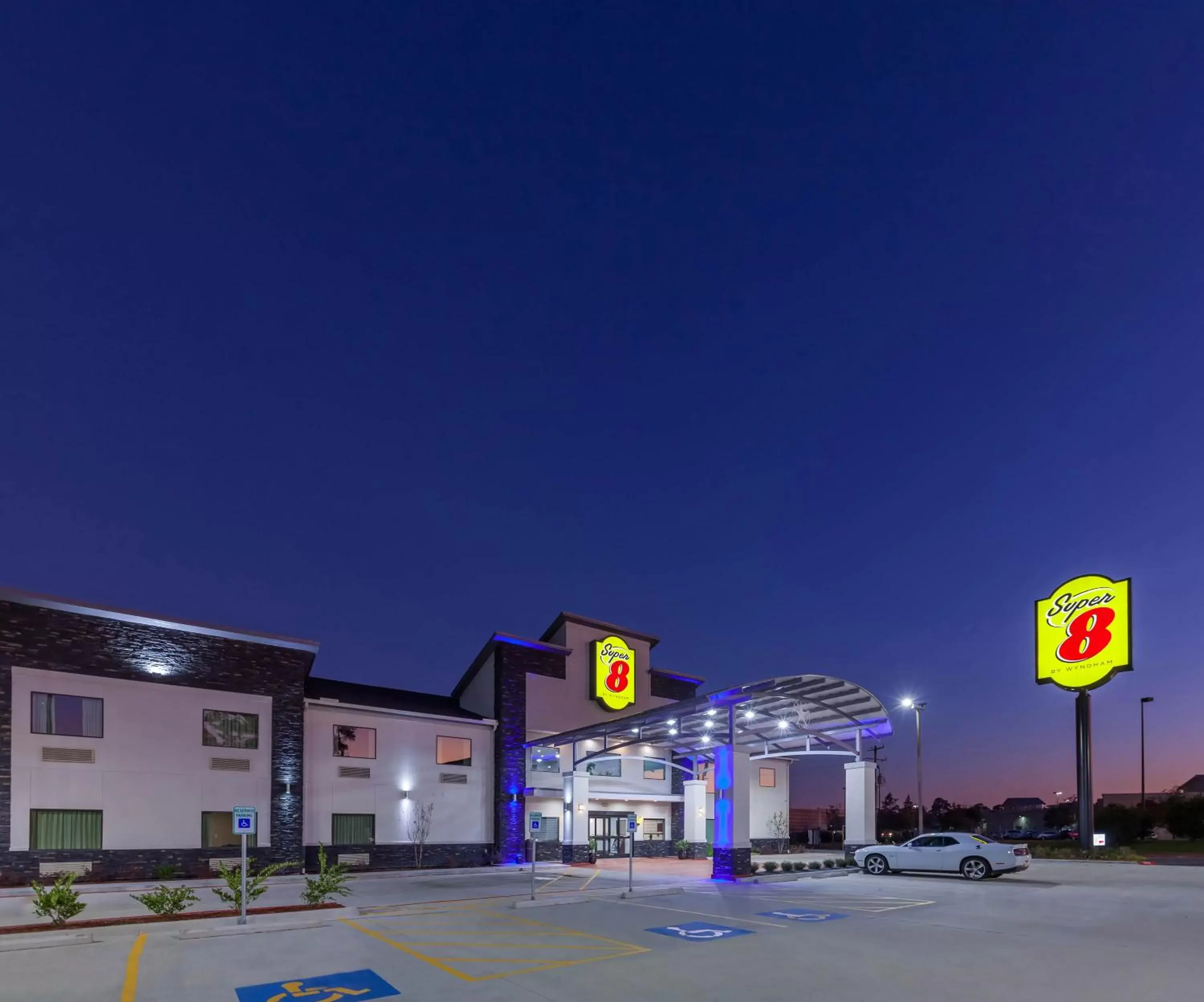 Property building in Super 8 by Wyndham Kingwood Houston North Property building in Super 8 by Wyndham Kingwood Houston North