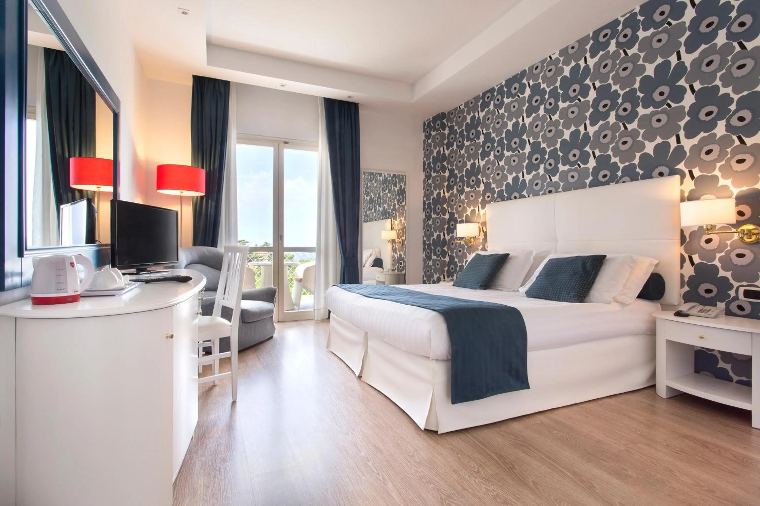 Bedroom, Bed in Atlantic Palace Hotel