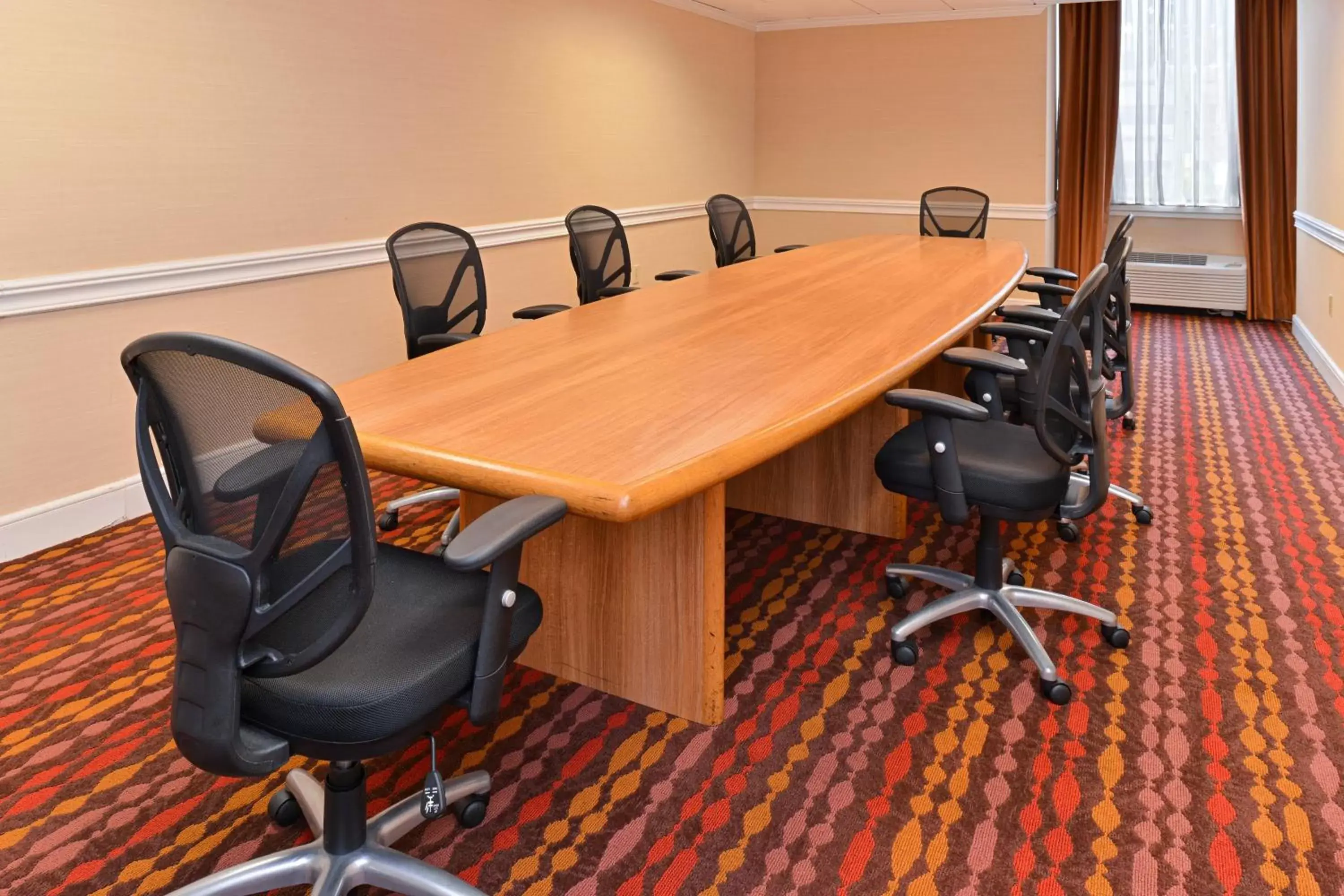 Meeting/conference room in Holiday Inn New London, an IHG Hotel