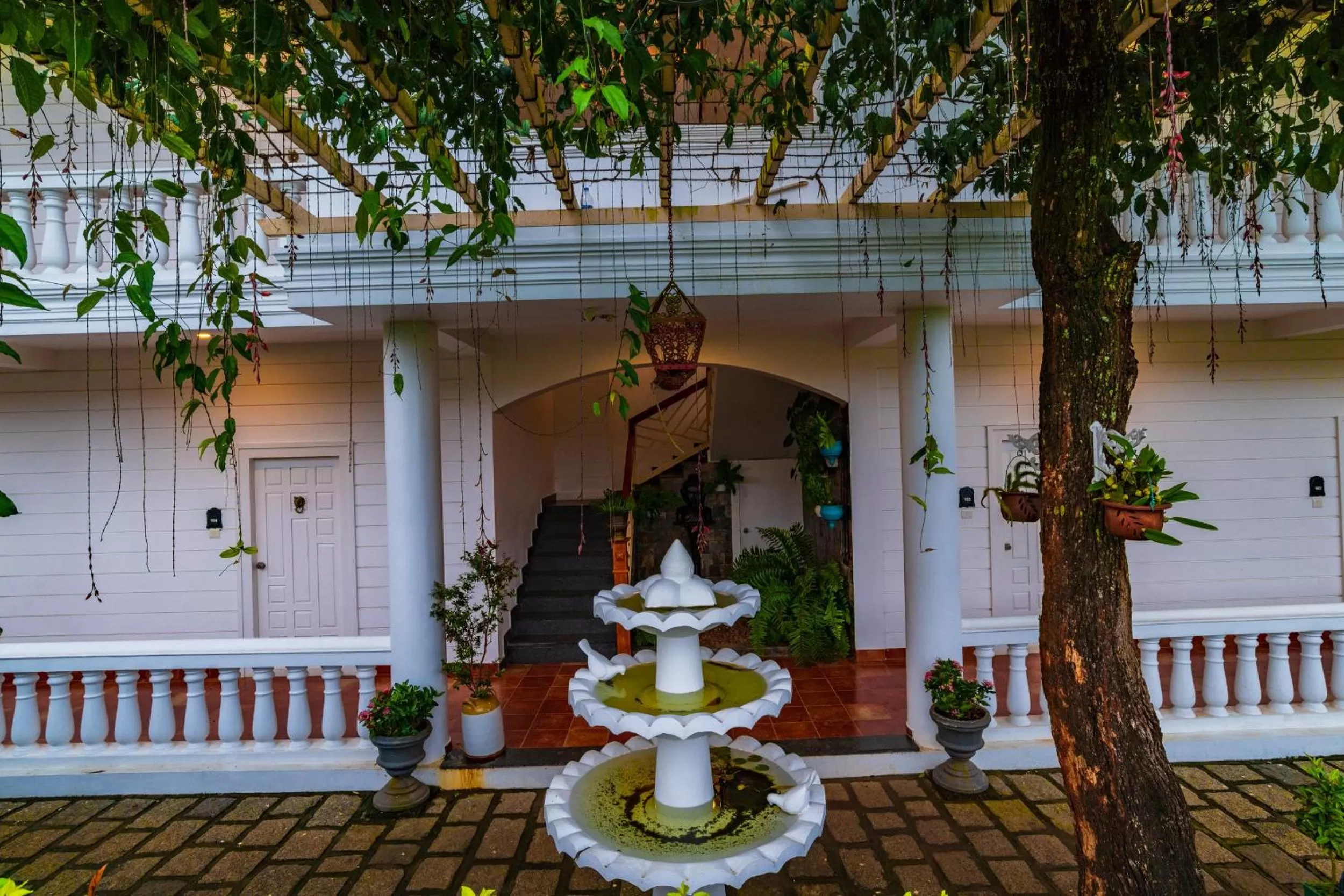 Facade/entrance in Tea Harvester