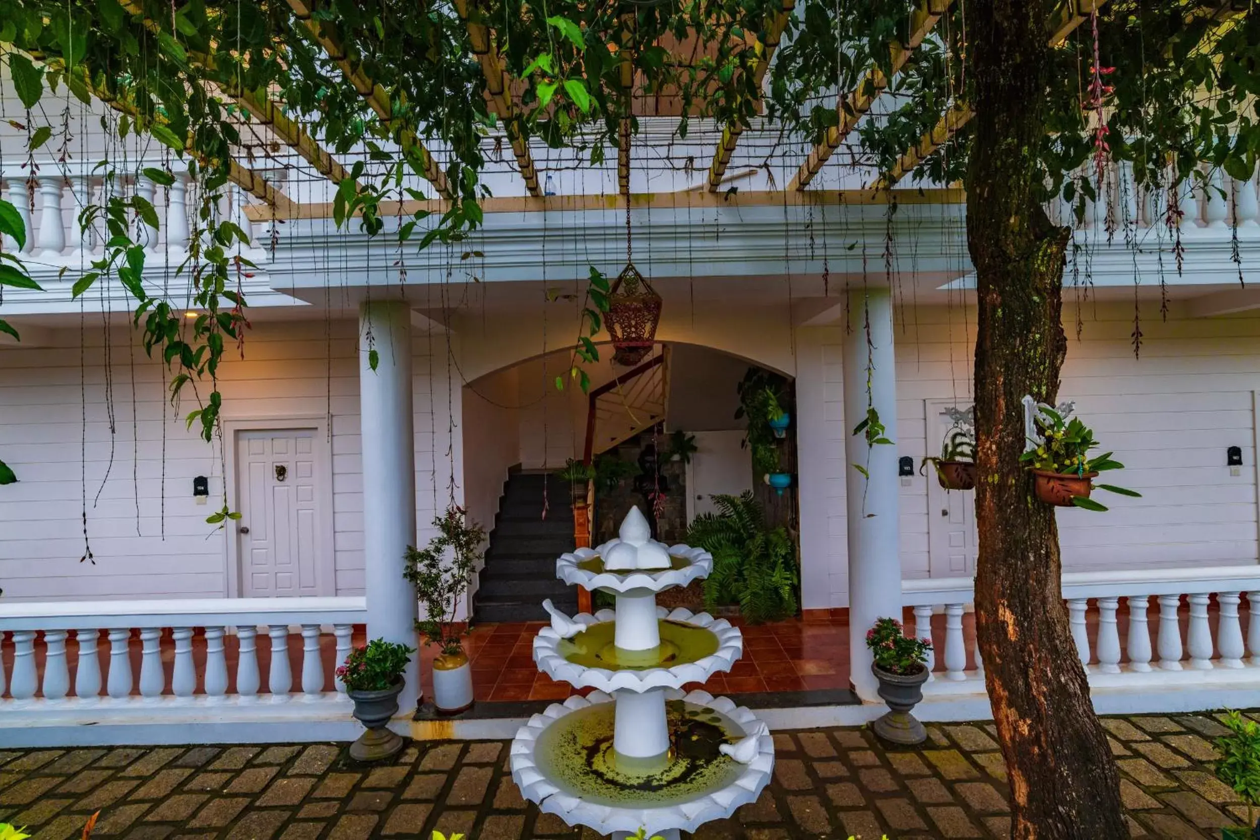 Facade/entrance in Tea Harvester