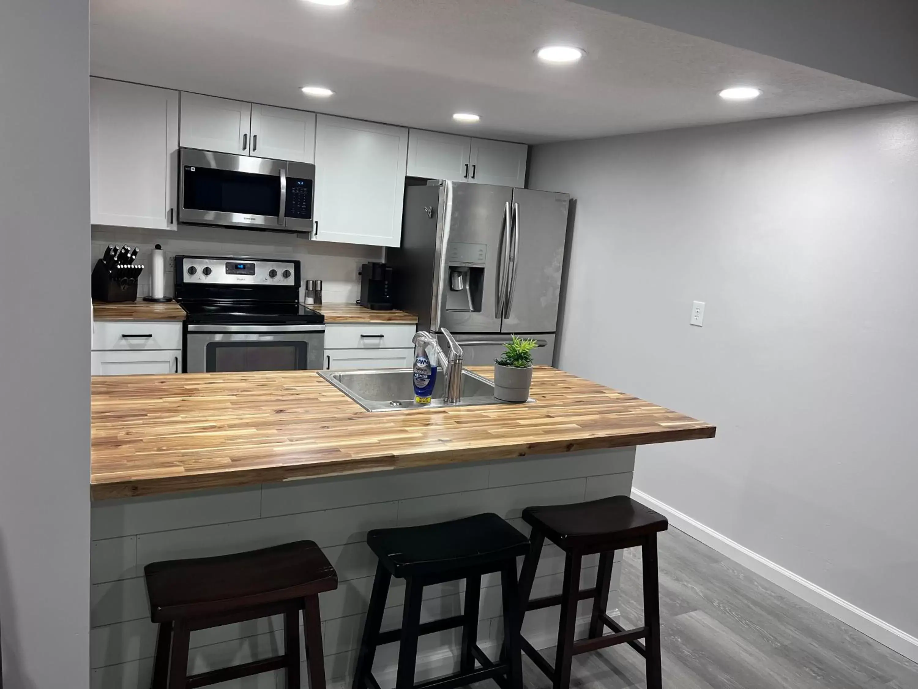 Kitchen/Kitchenette in Veda Inn & Cottages