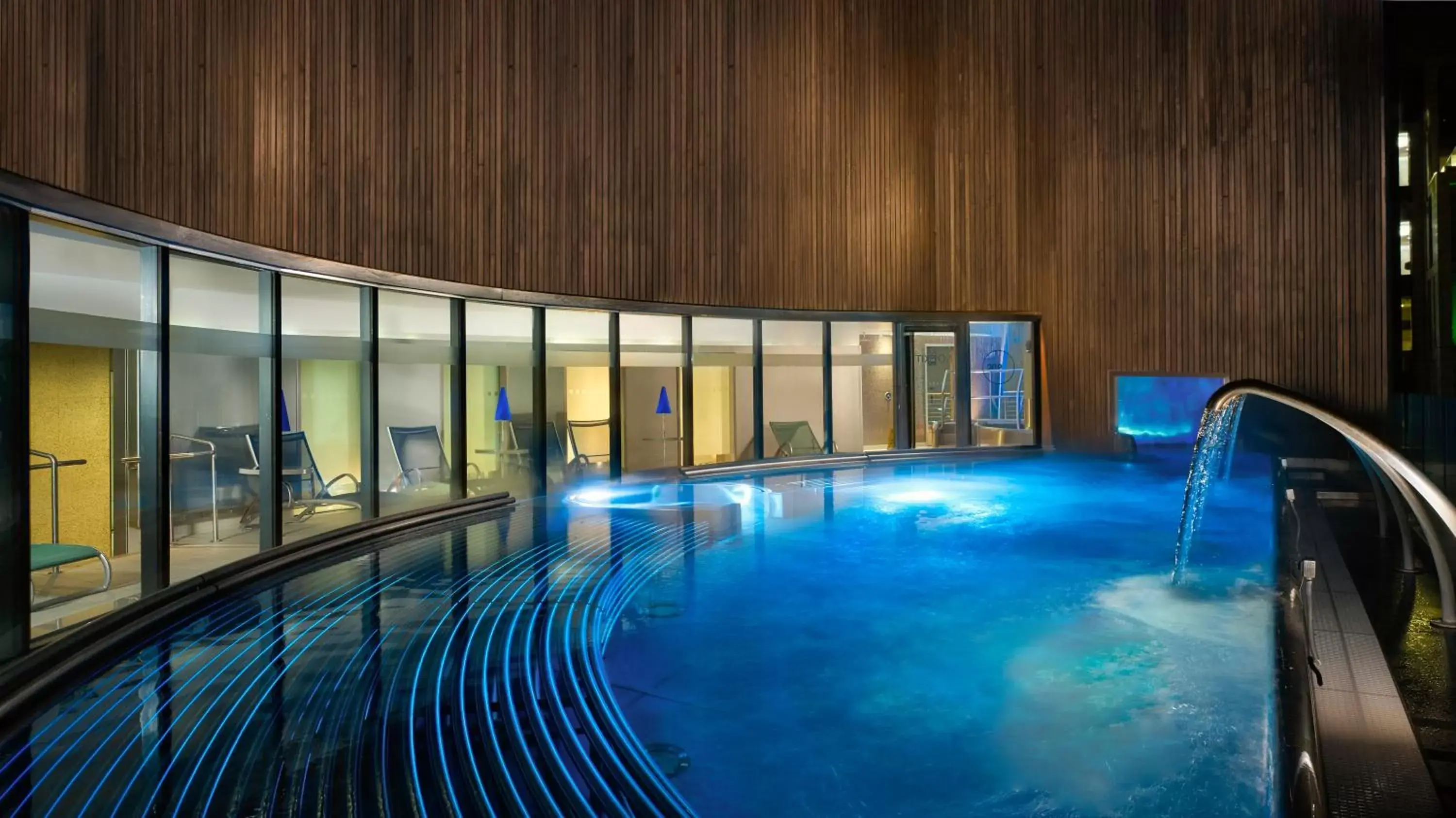 Hot Tub, Swimming Pool in Sheraton Grand Hotel & Spa