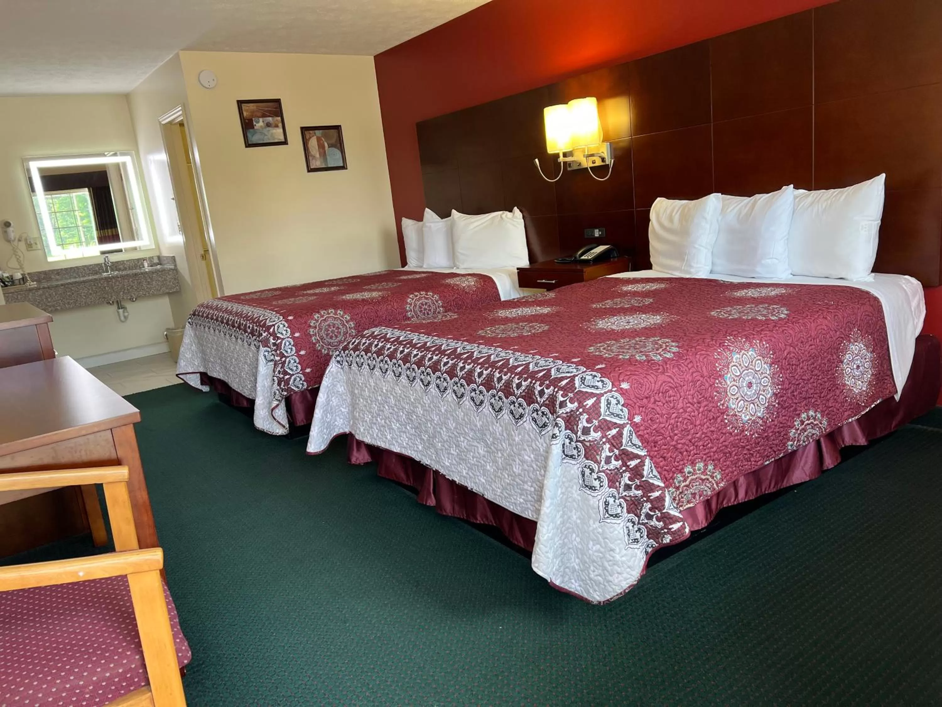 Bed in Surry Inn - Dobson - I-77 - Exit 93